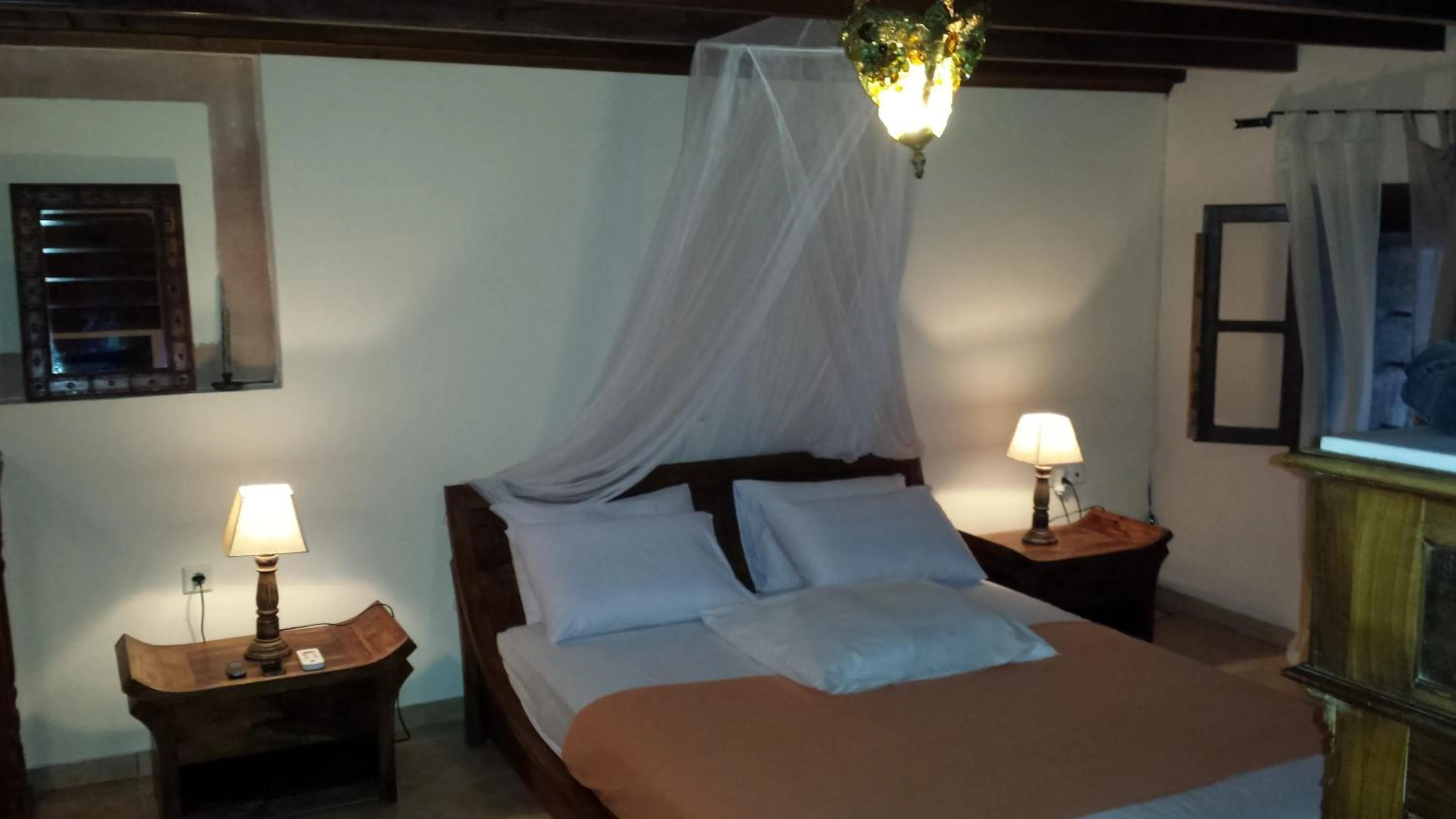 Photo of the whole room, Bed in Petrino