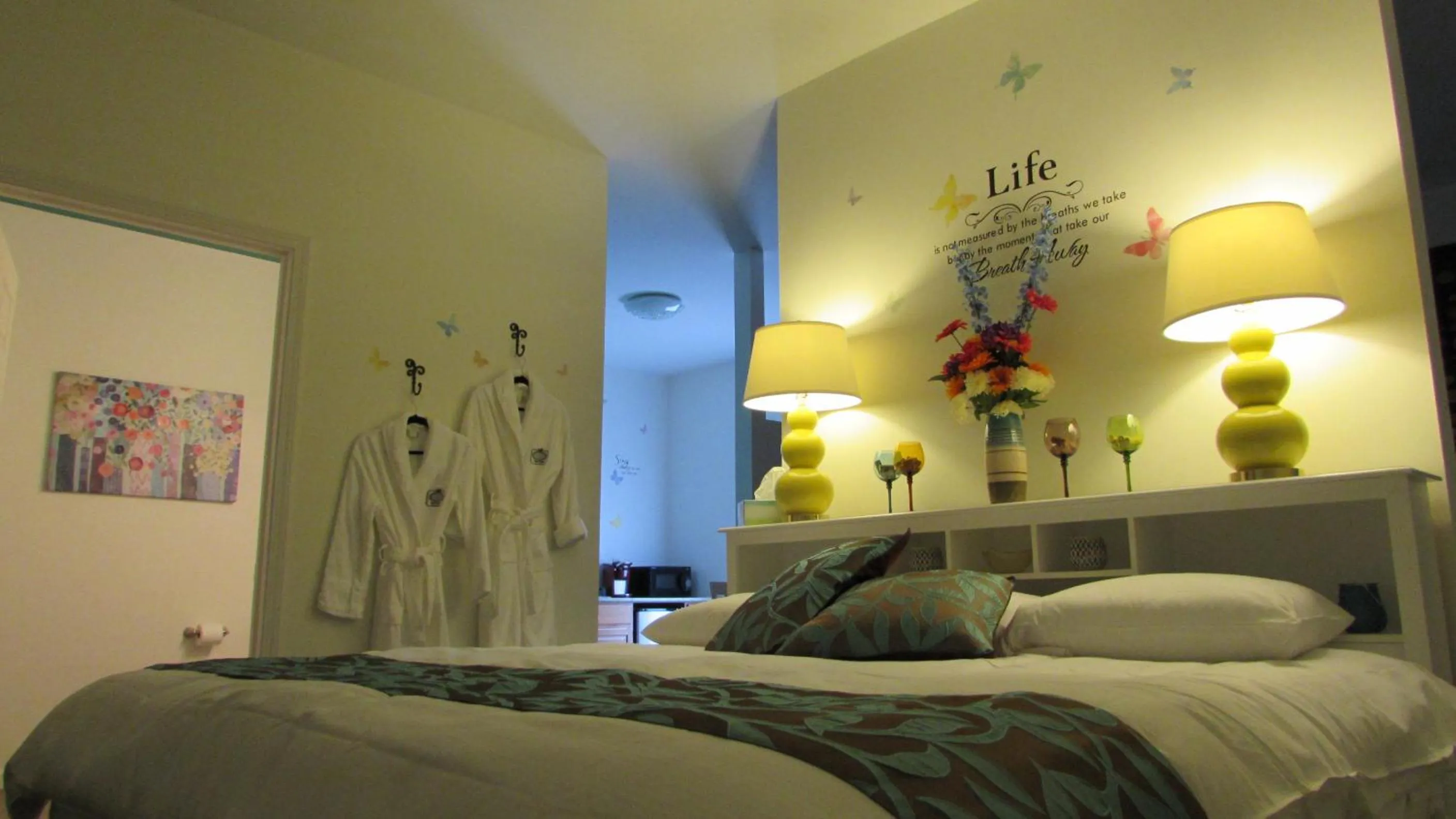 Bedroom, Bed in Deer Creek Winery at Brooks Estate