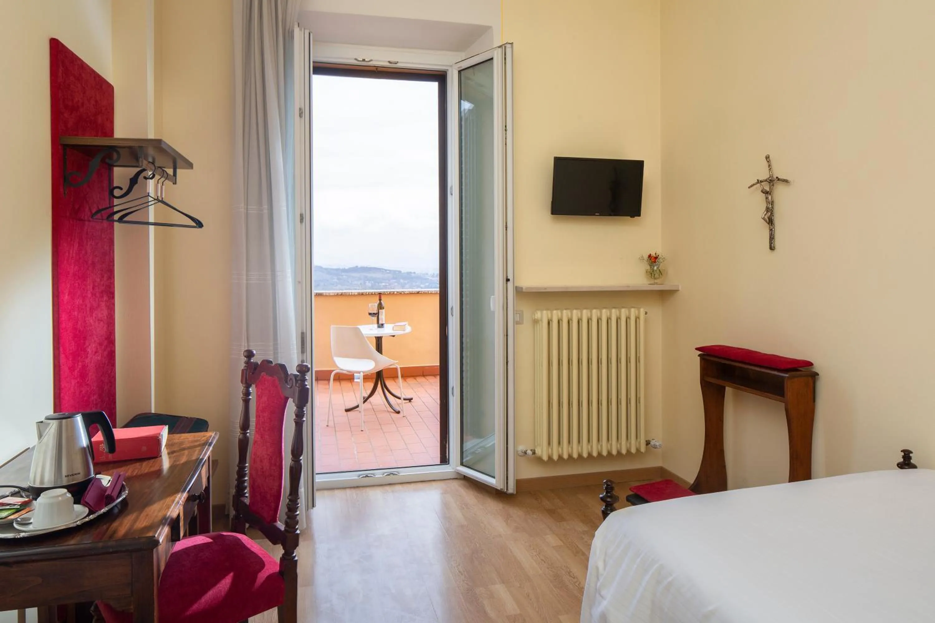Balcony/Terrace, Bed in Hotel Sacro Cuore