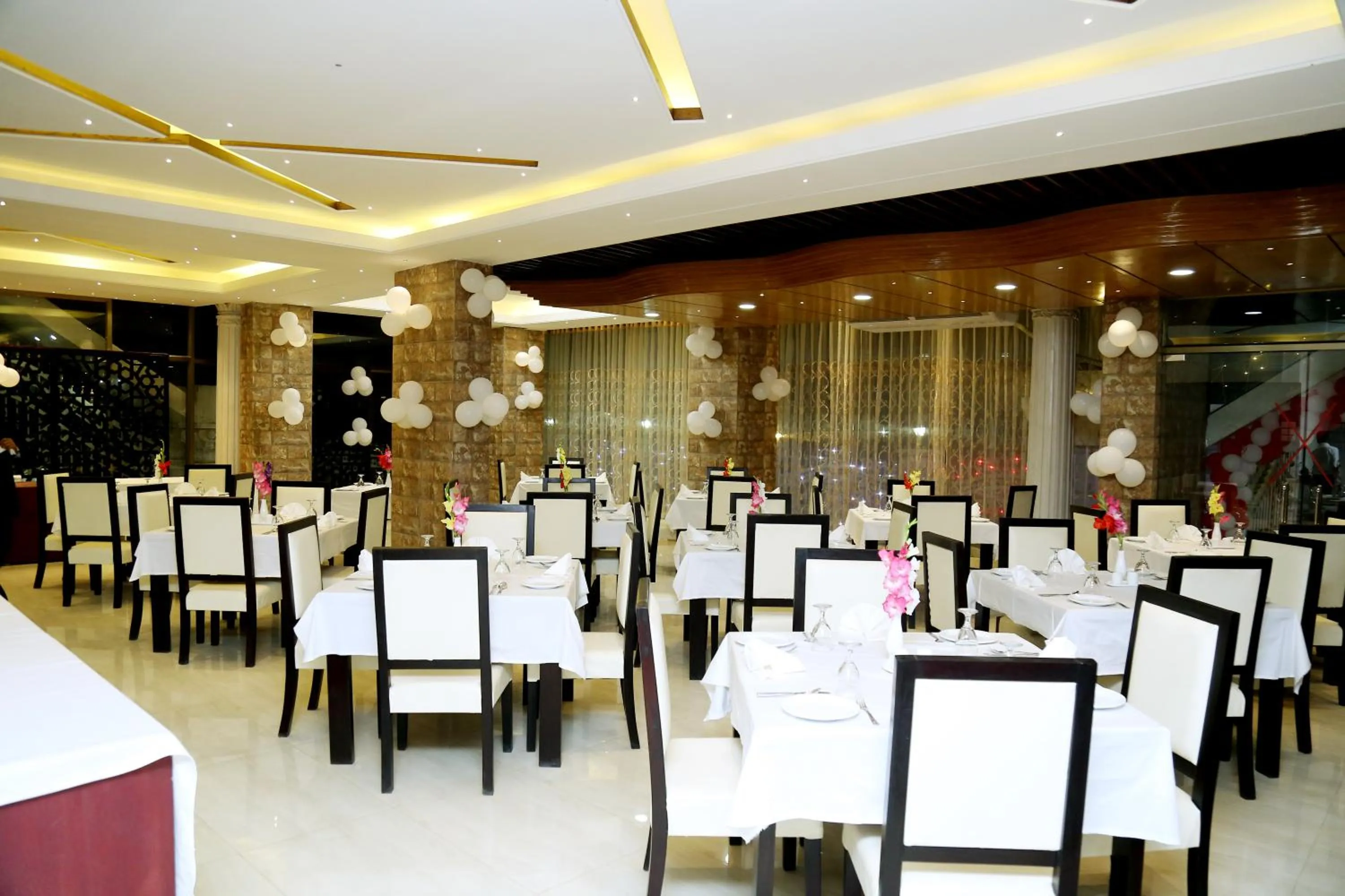Restaurant/places to eat in White Palace Hotel