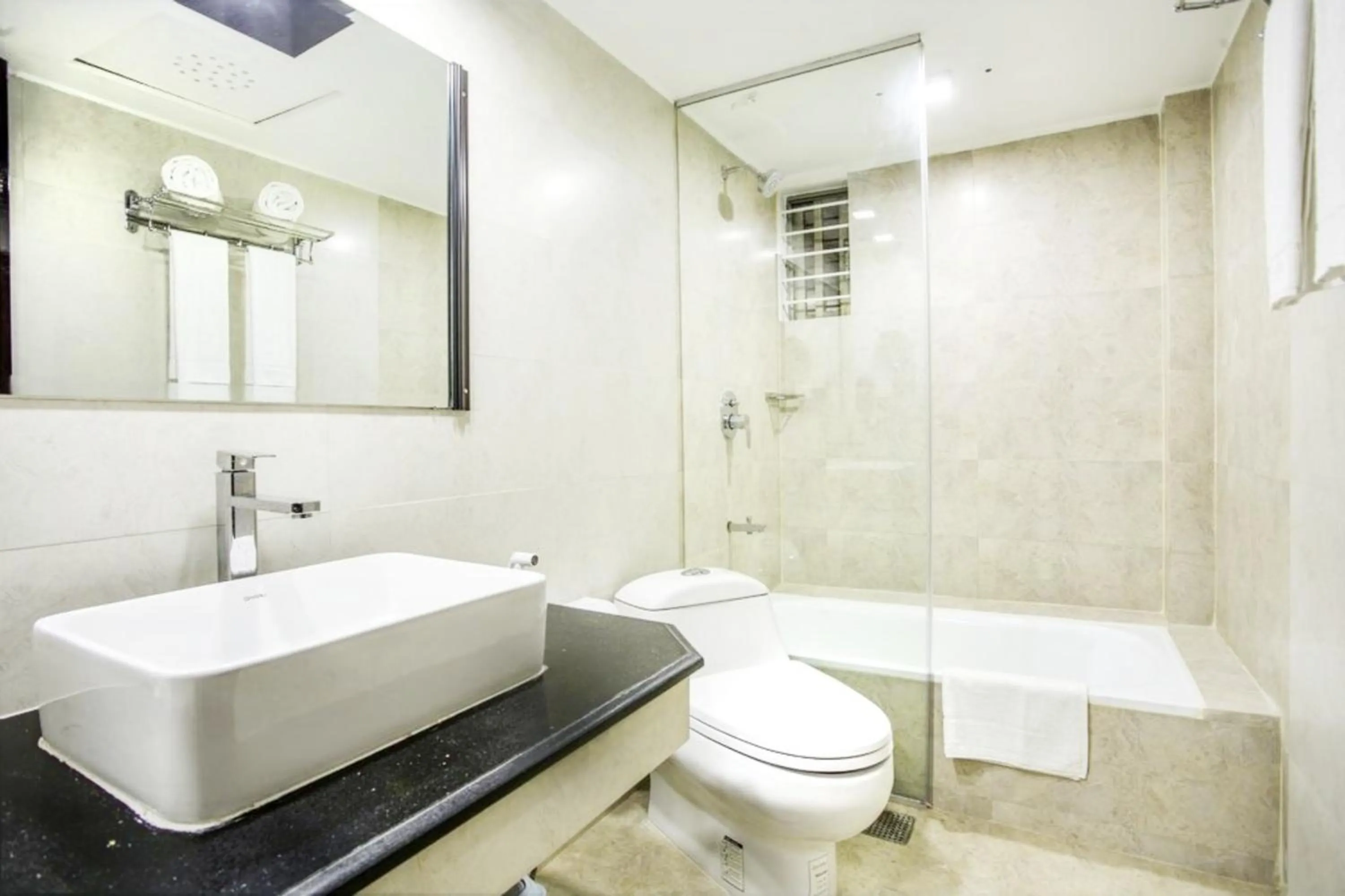 Bathroom in White Palace Hotel