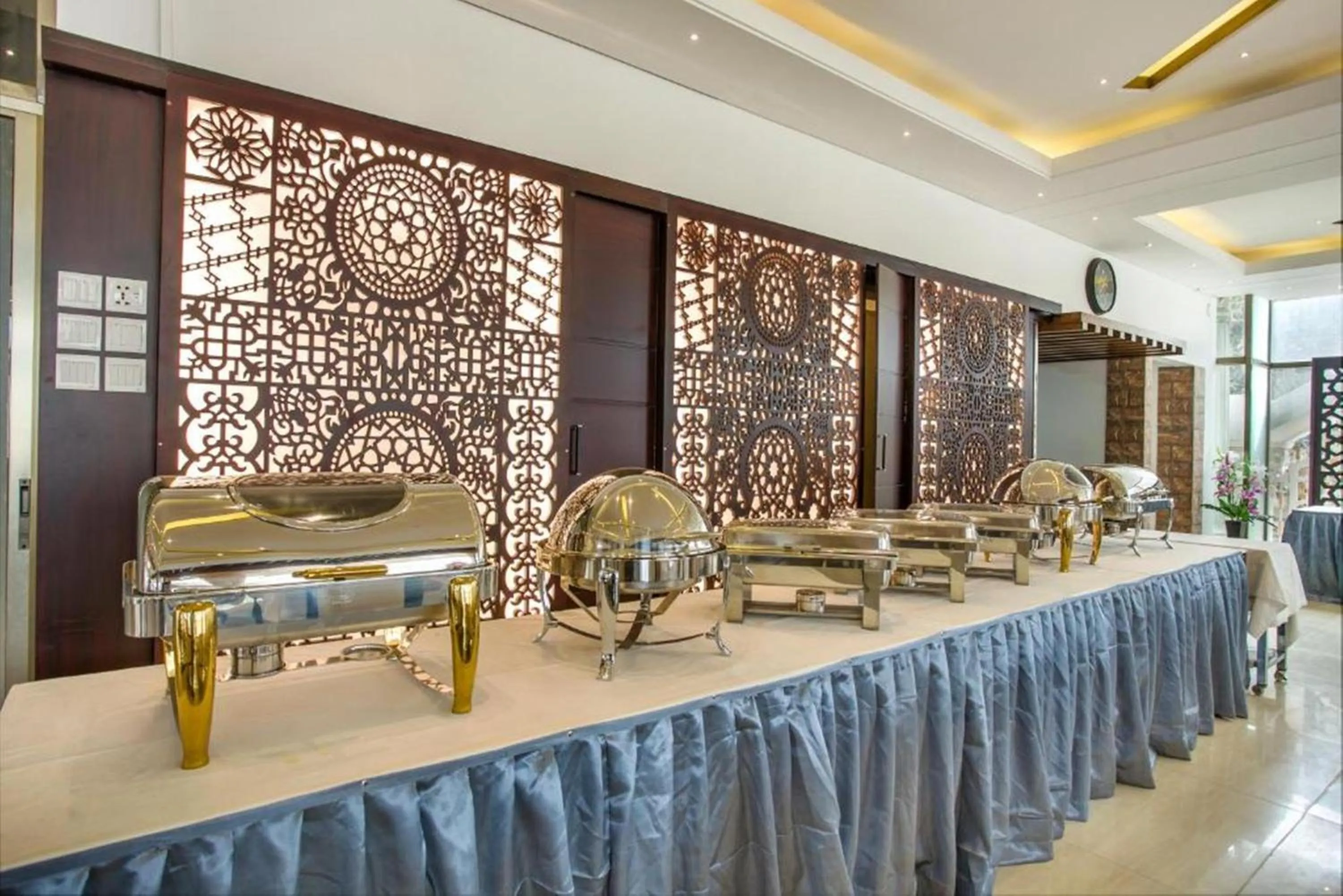 Restaurant/places to eat in White Palace Hotel