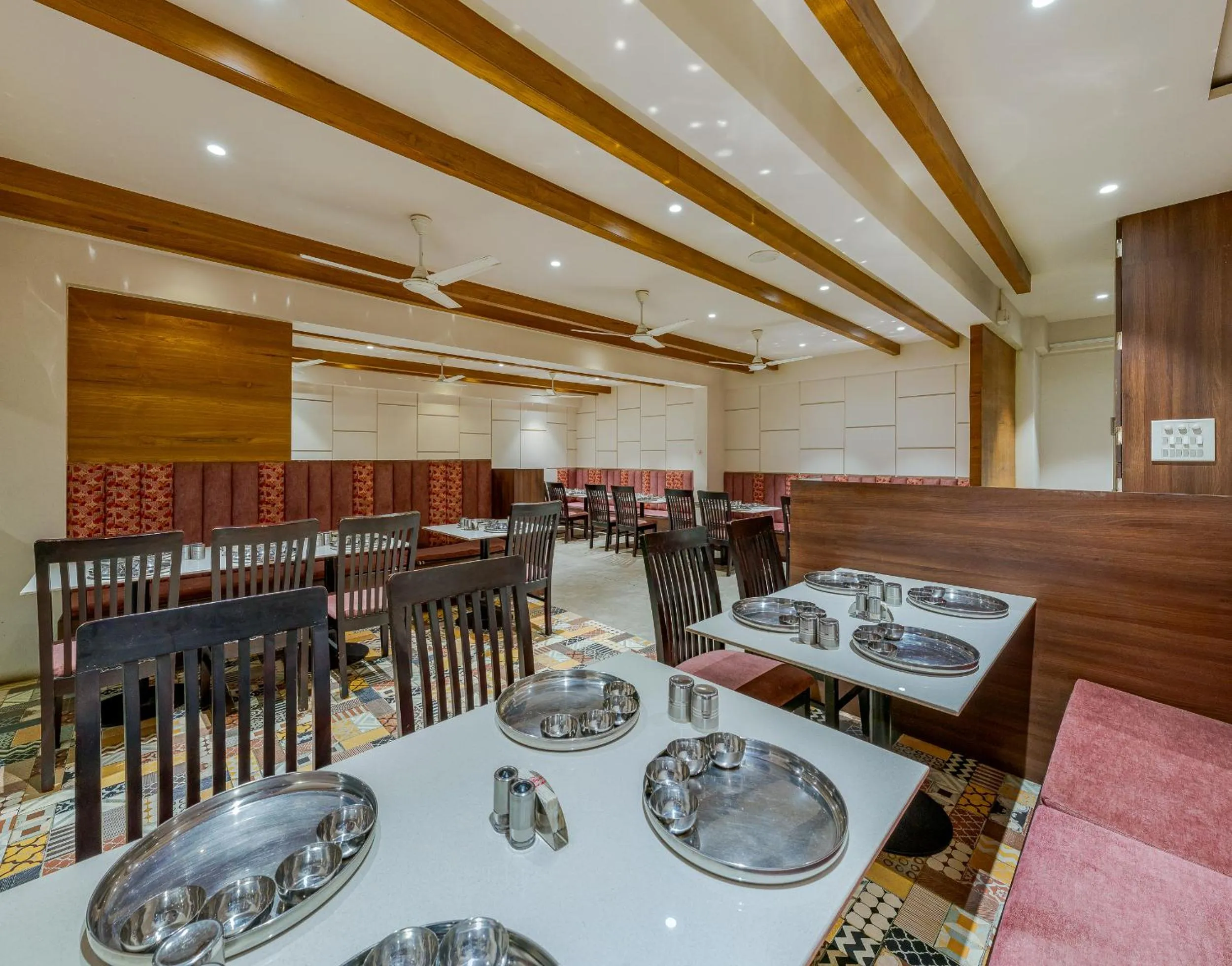 Restaurant/places to eat in Hotel Sapphire Premium Hotel & Suite