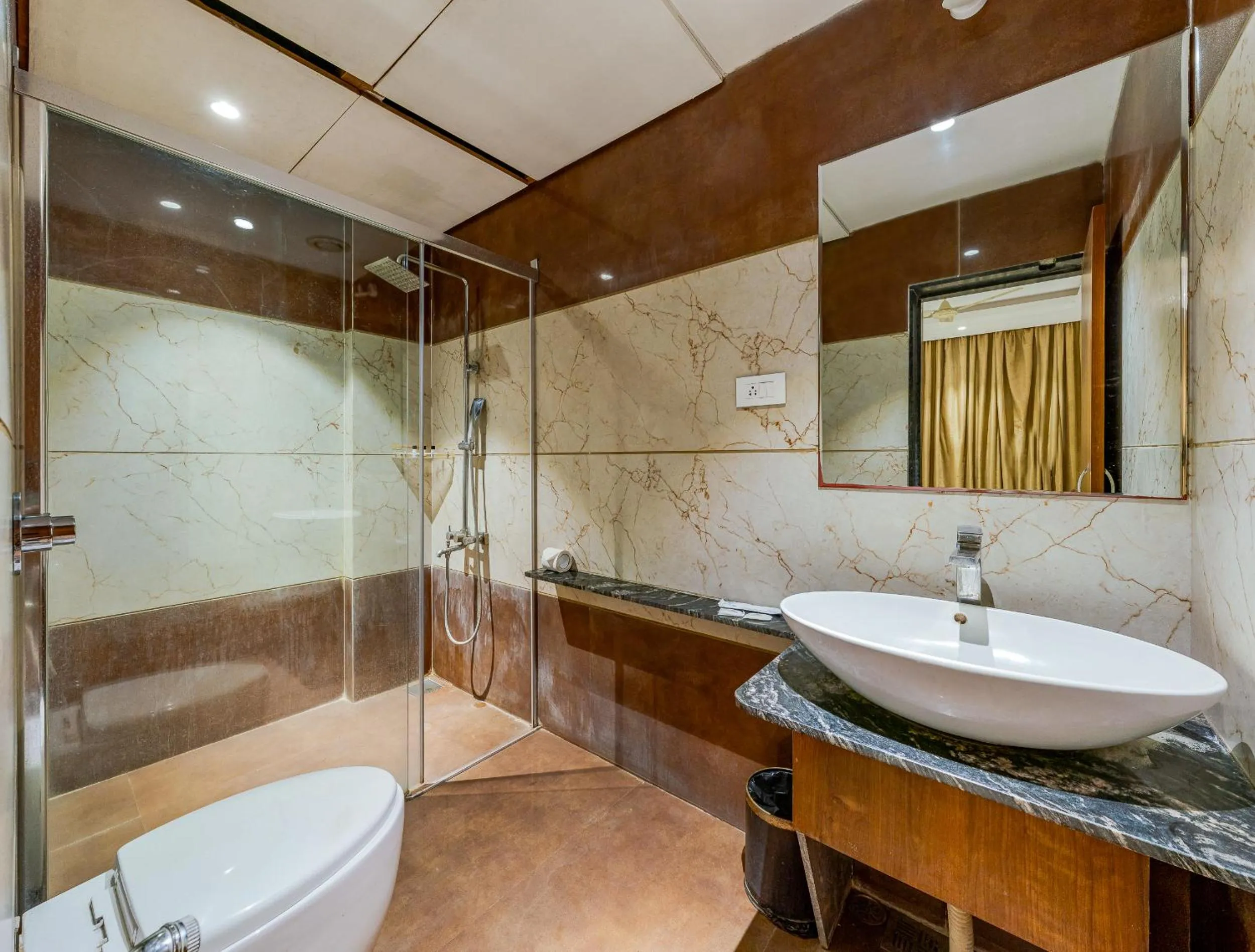 Shower in Hotel Sapphire Premium Hotel & Suite