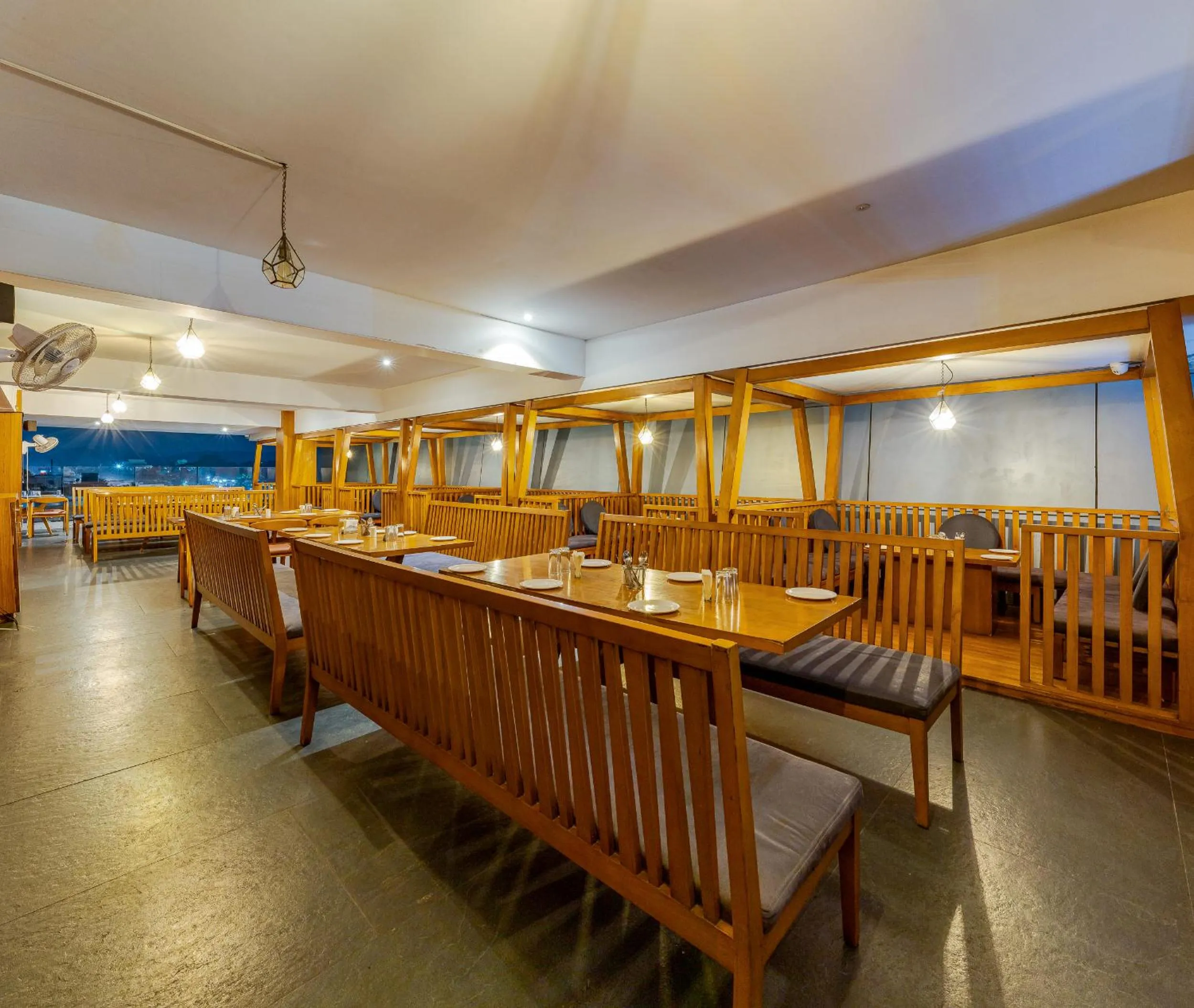 Restaurant/places to eat in Hotel Sapphire Premium Hotel & Suite