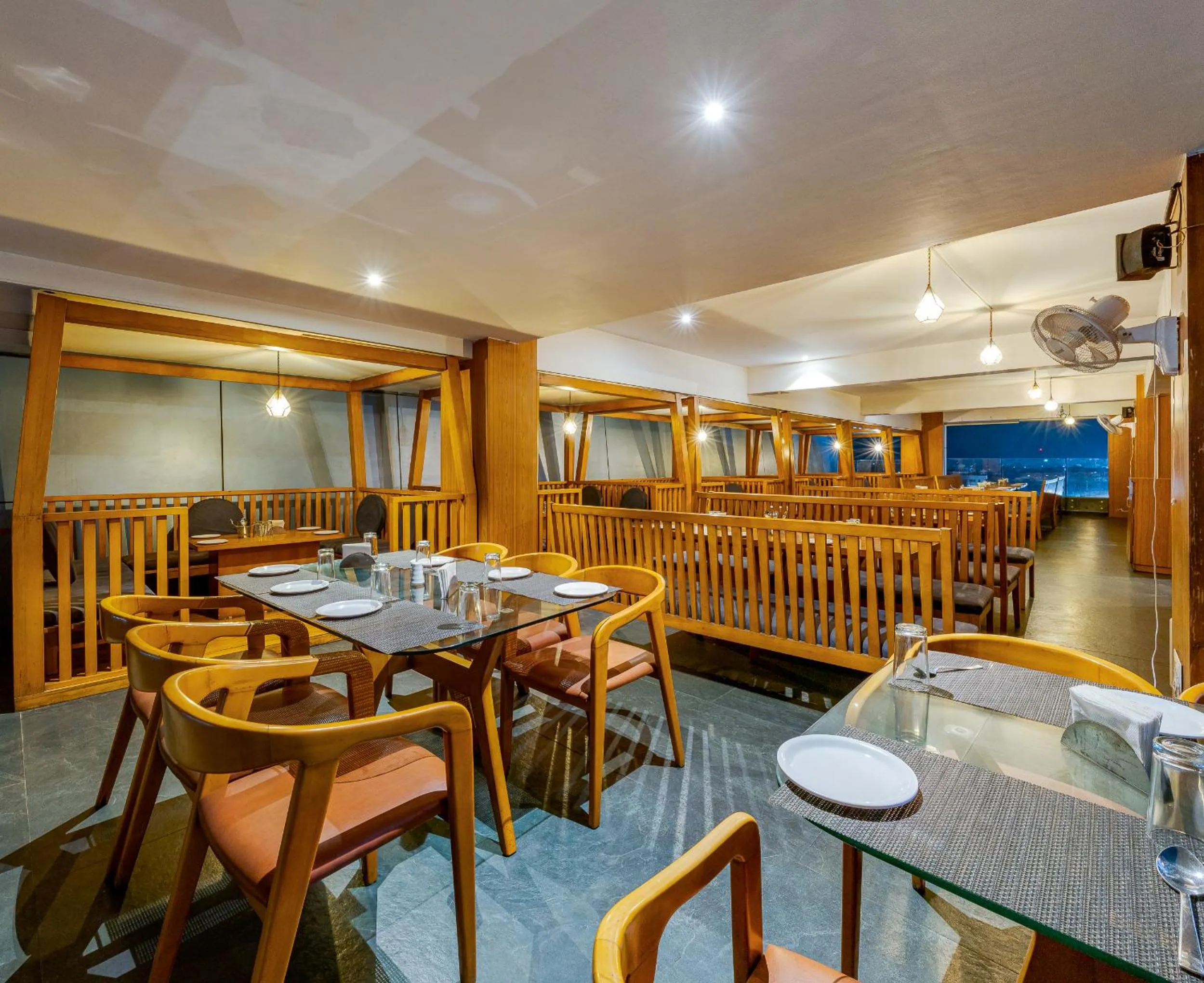 Restaurant/places to eat in Hotel Sapphire Premium Hotel & Suite