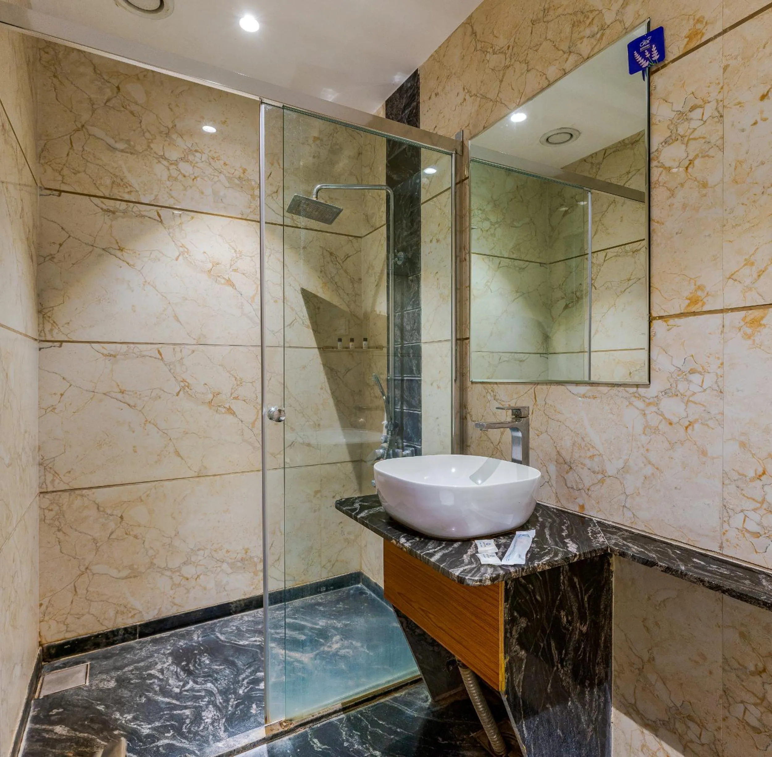 Shower in Hotel Sapphire Premium Hotel & Suite