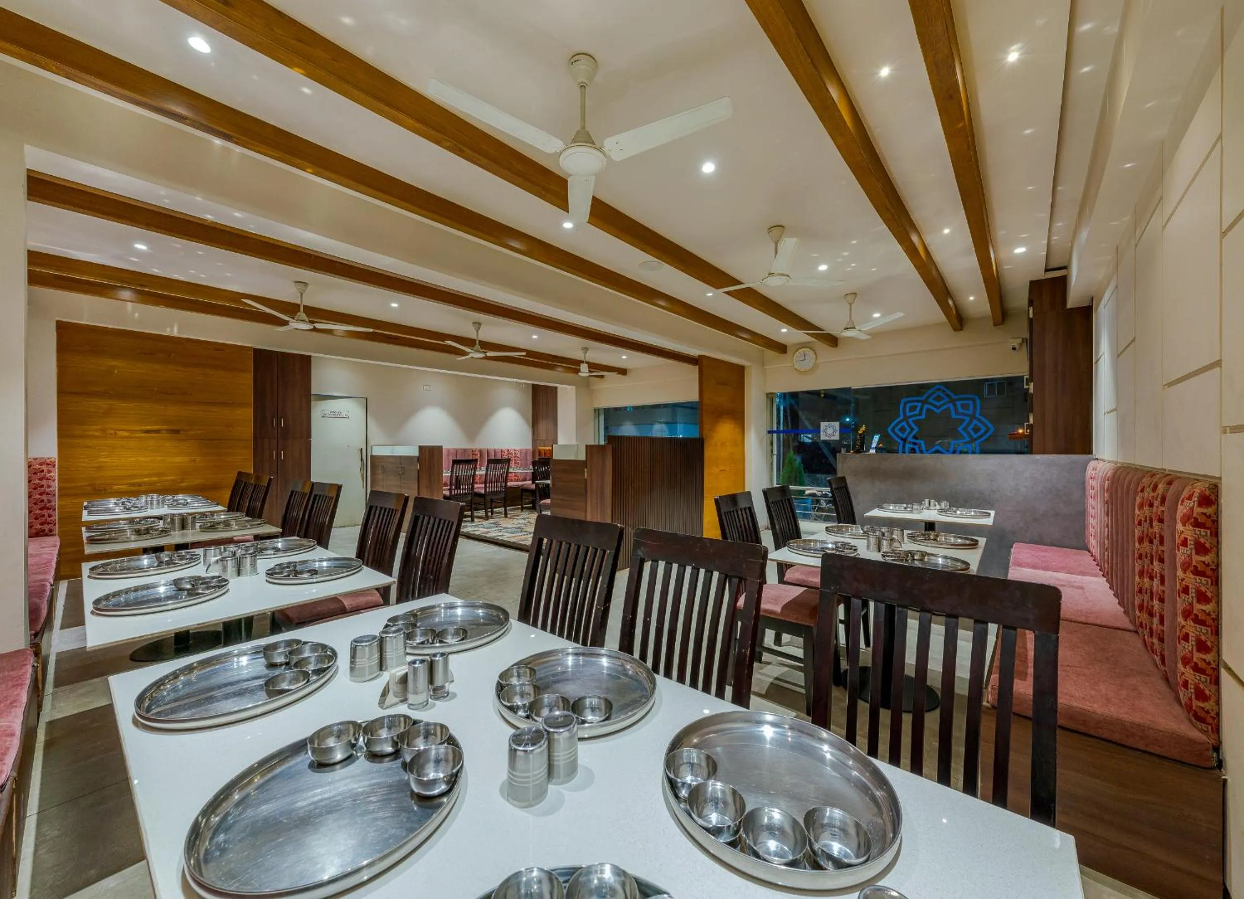 Restaurant/places to eat in Hotel Sapphire Premium Hotel & Suite