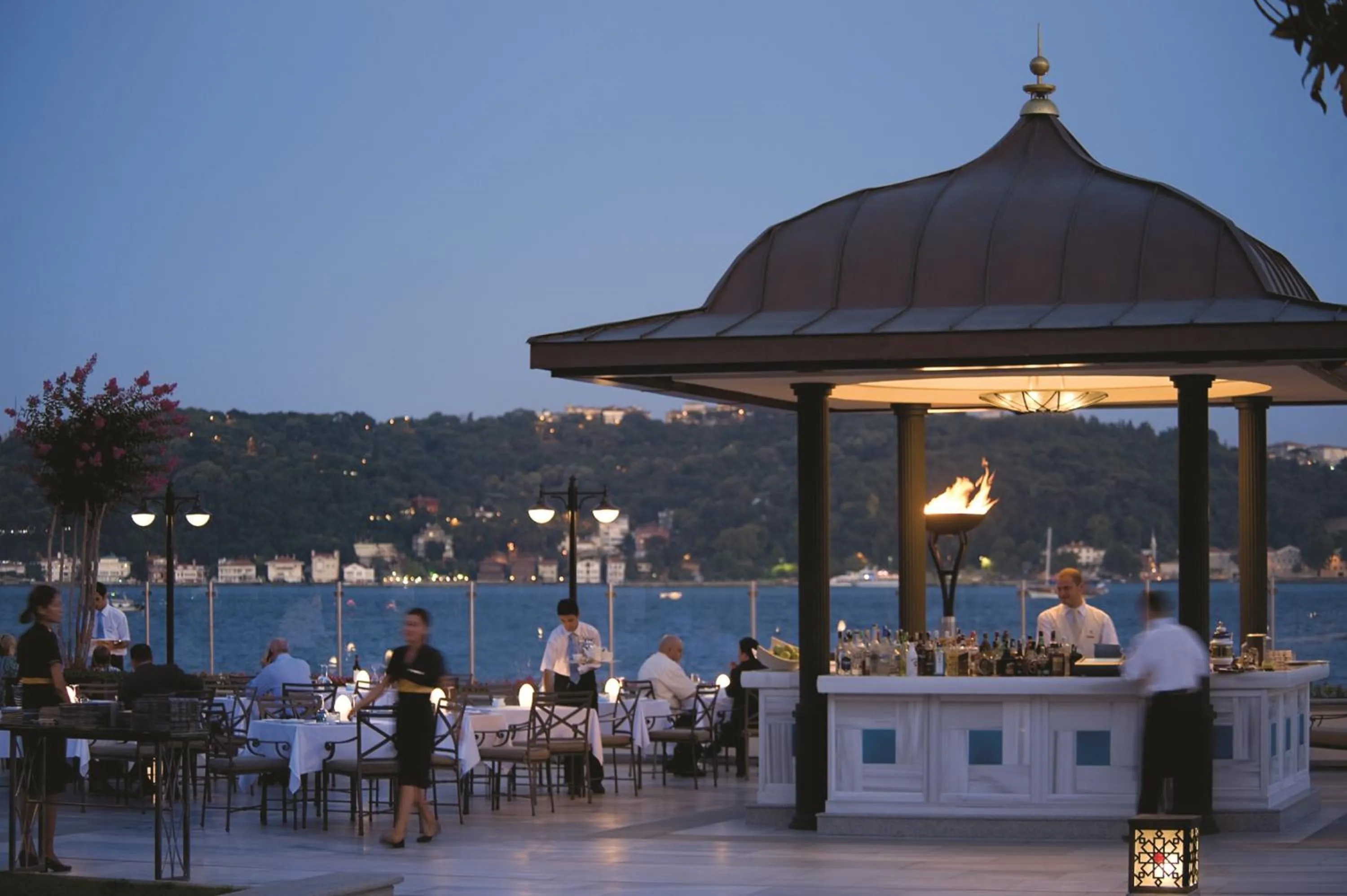 Lounge or bar in Four Seasons Hotel Istanbul at the Bosphorus