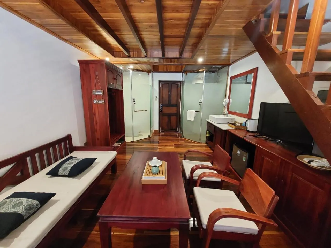 Communal lounge/ TV room in wisdom mystery Hotel