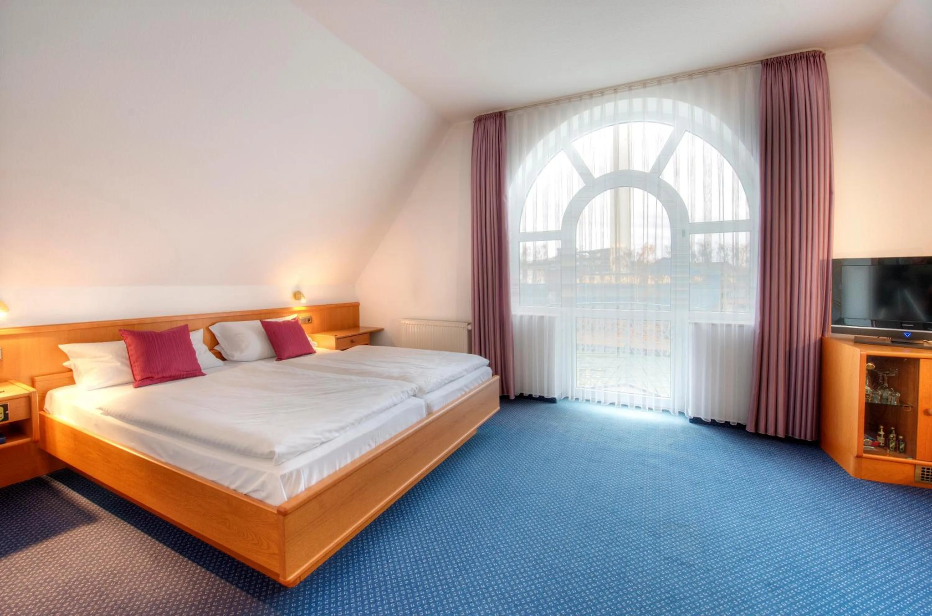 Photo of the whole room, Bed in Hotel zur Prinzenbrücke