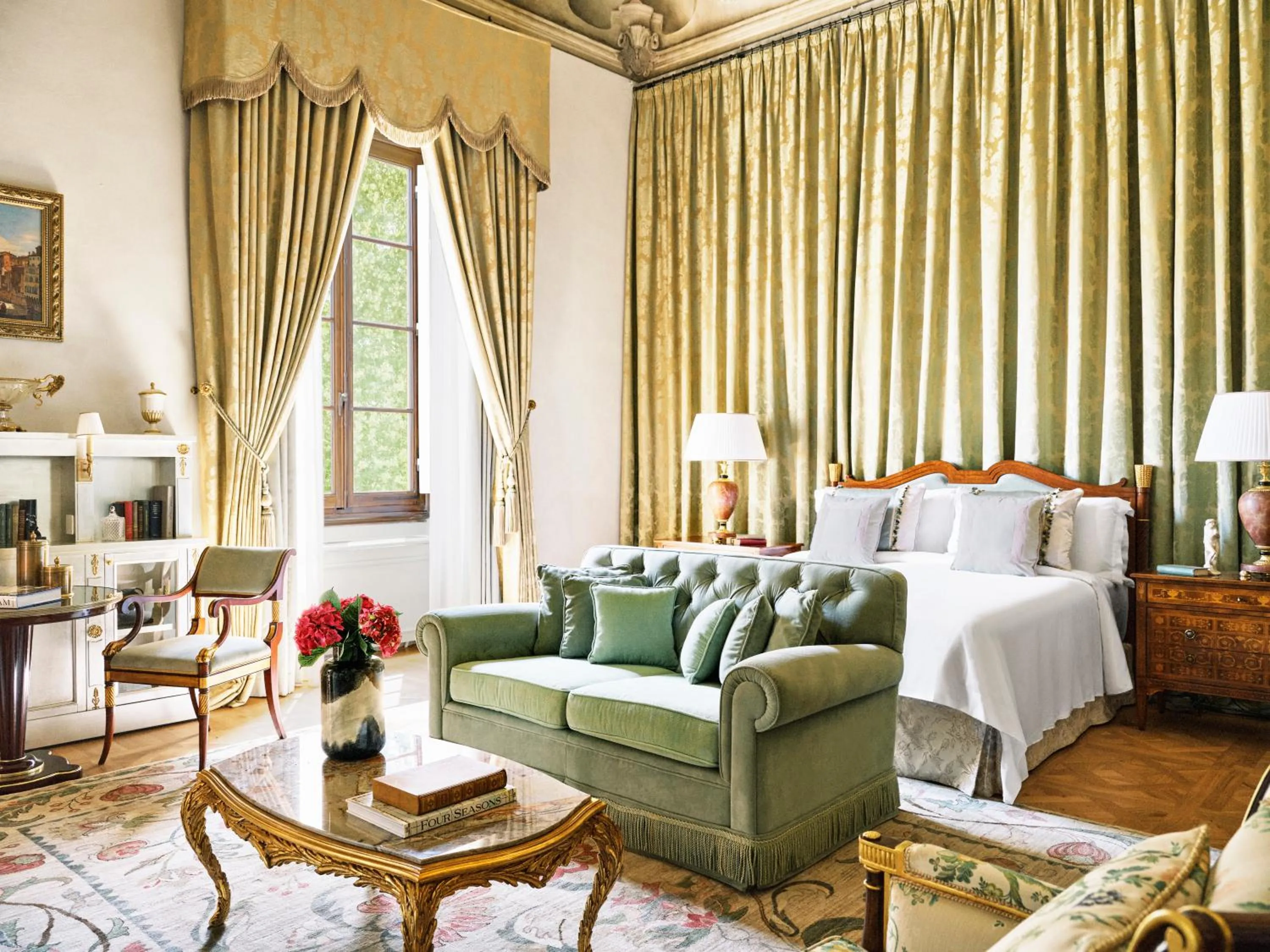 Photo of the whole room, Bed in Four Seasons Hotel Firenze