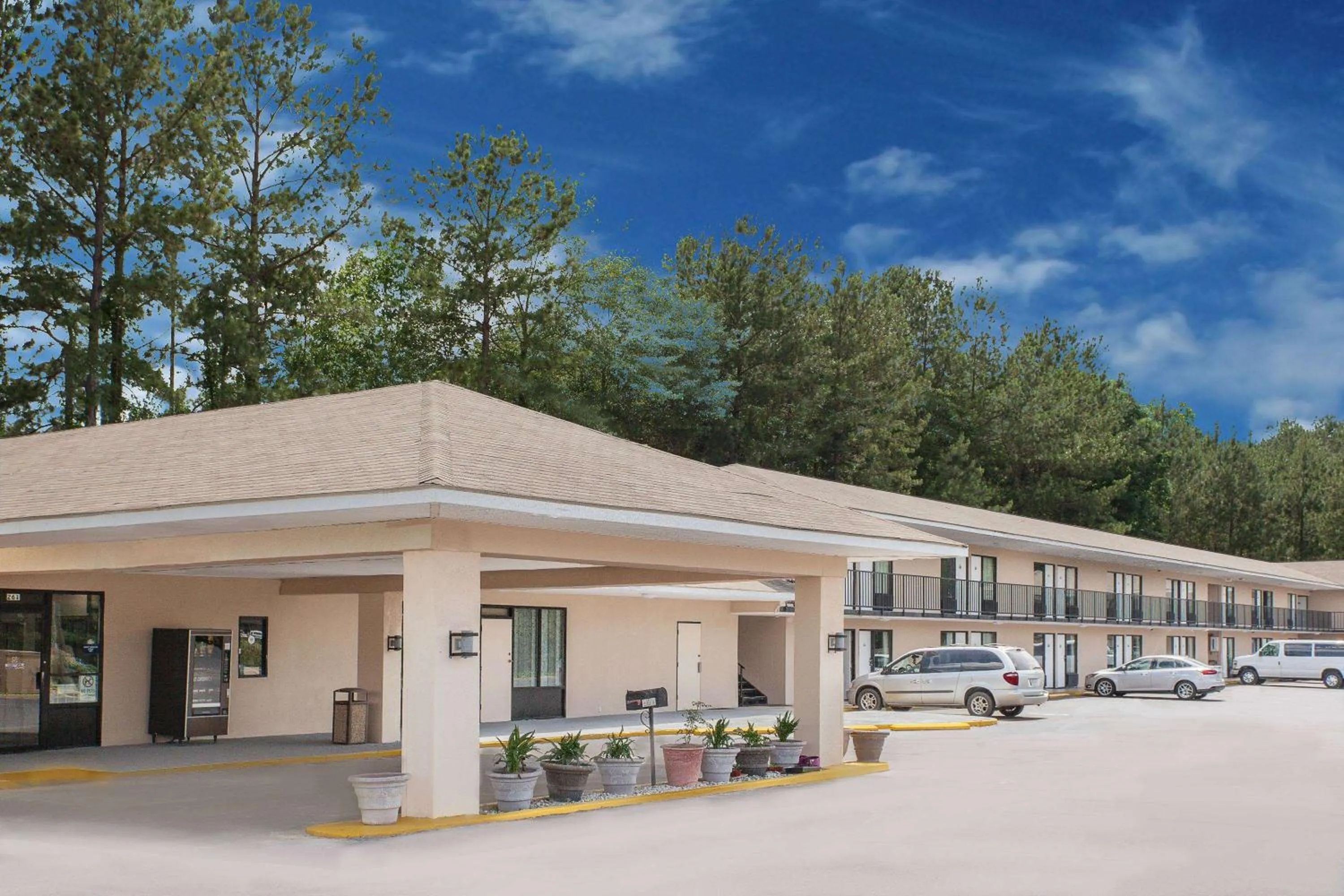 Property building in Days Inn by Wyndham Newton MS I-20