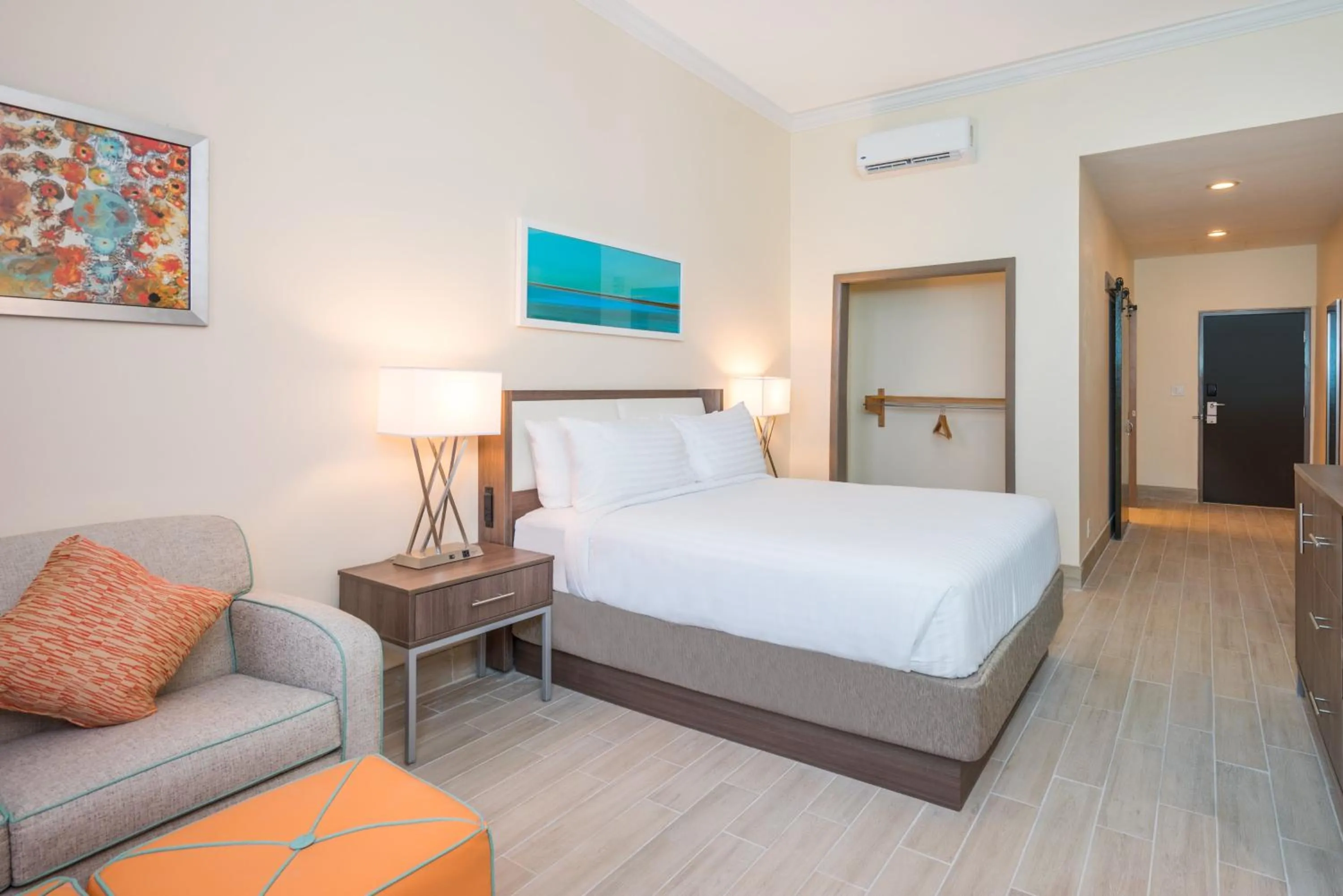Photo of the whole room, Bed in Holiday Inn Express & Suites Nassau by IHG