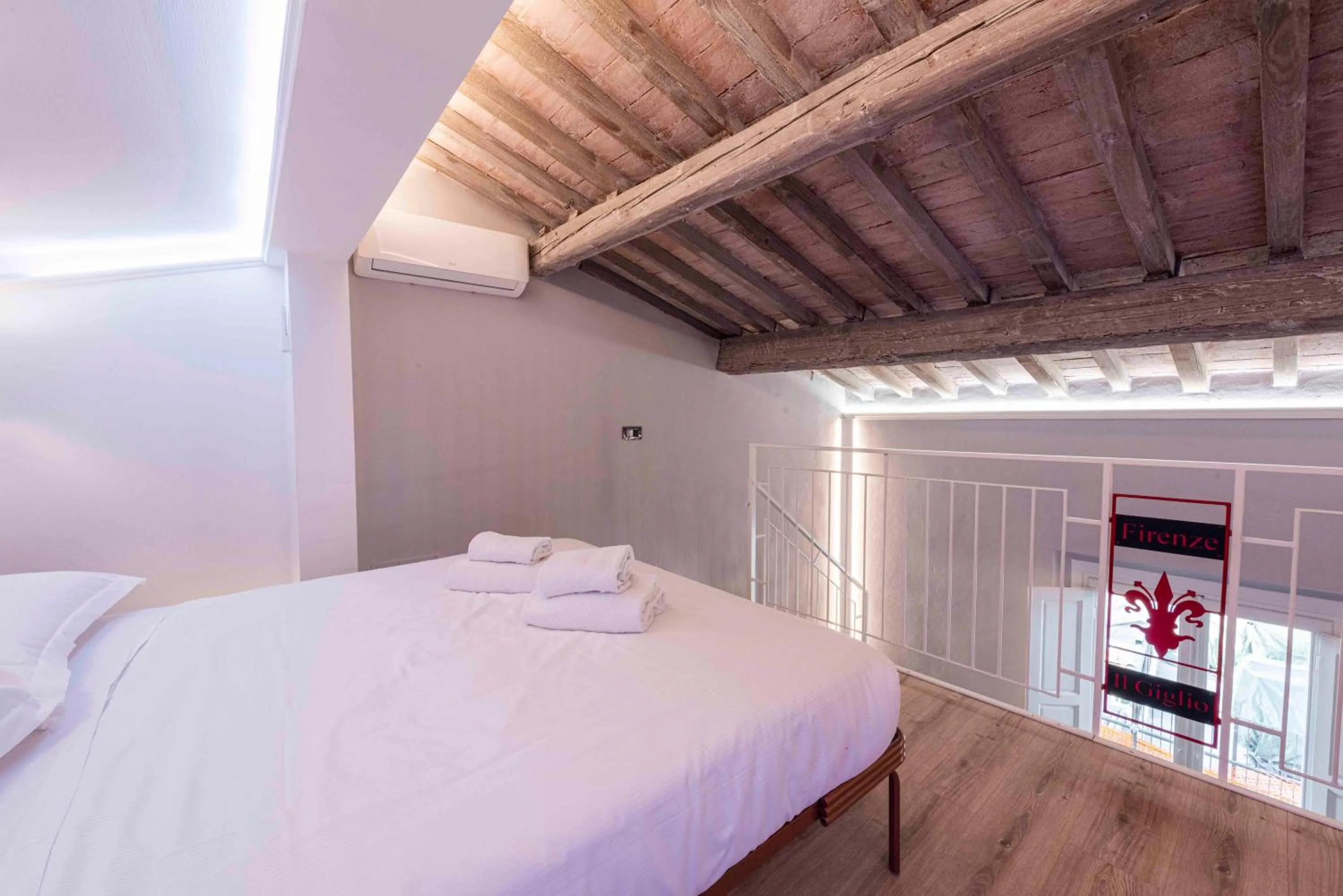 Bedroom, Bed in Giglio di Firenze by Mmega