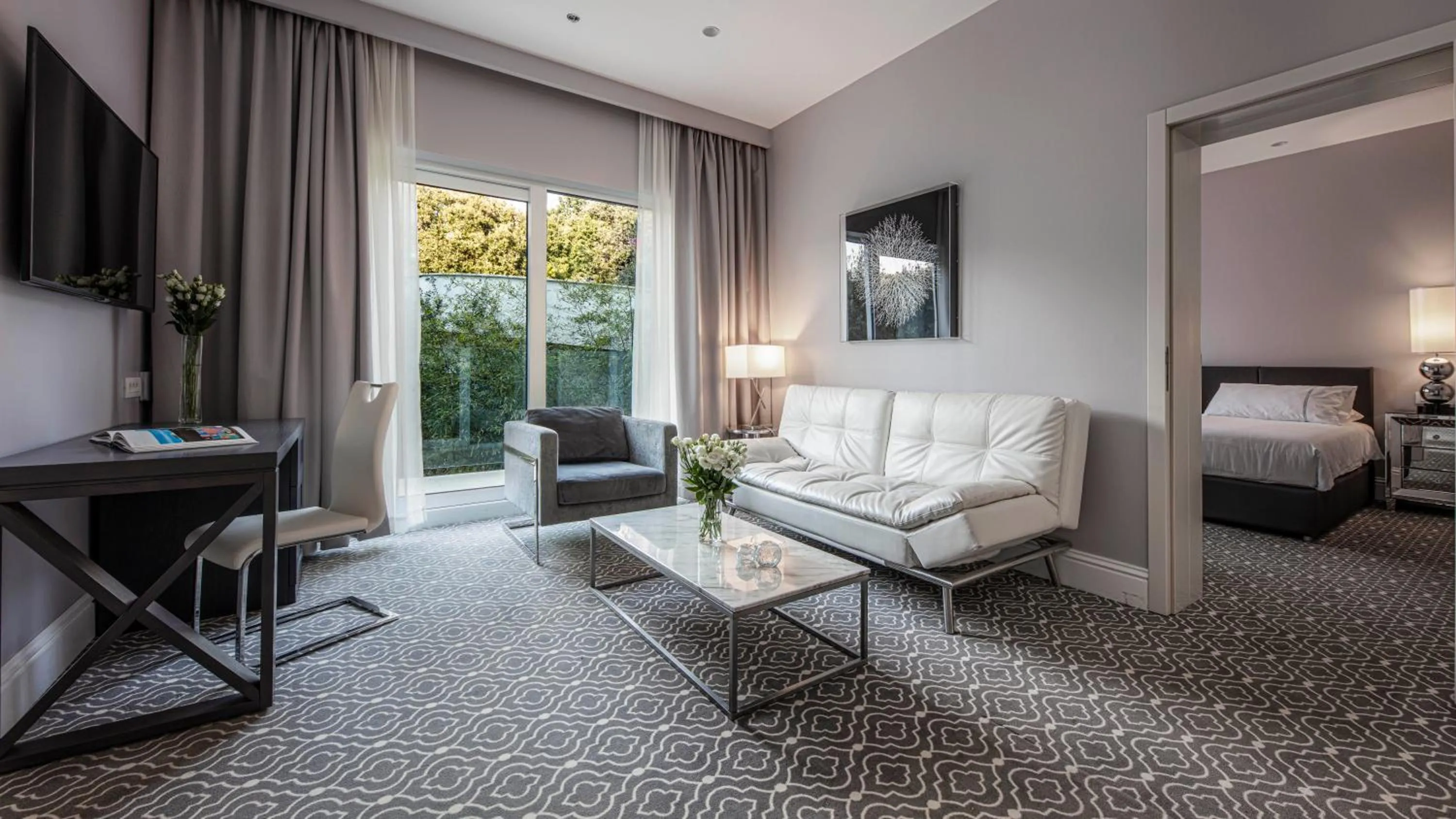 Living room, Bed in Royal Palm Hotel