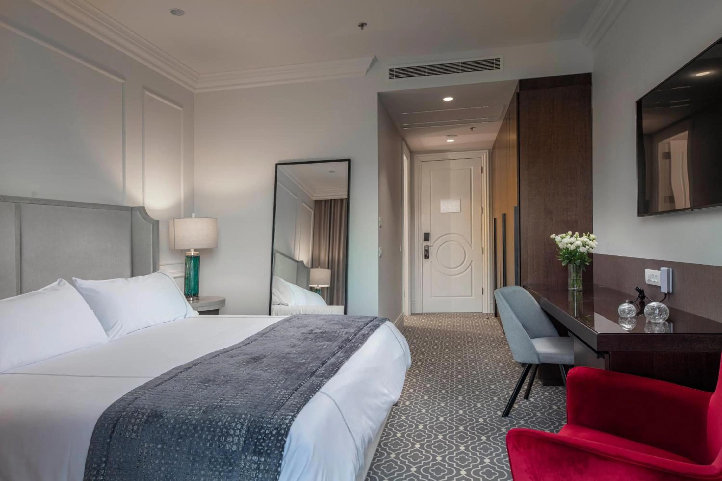 Photo of the whole room, Bed in Royal Palm Hotel