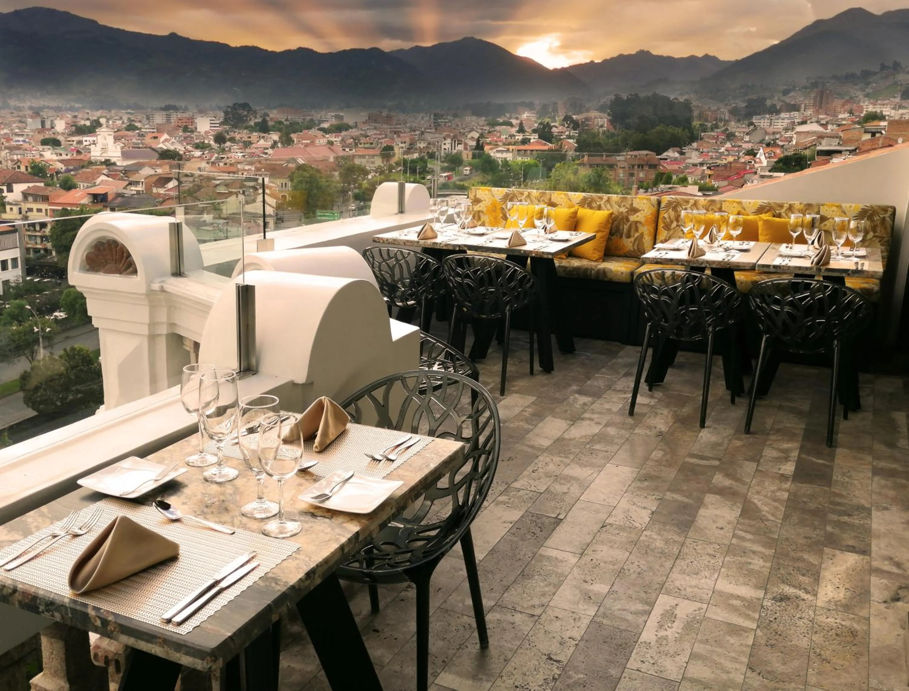Restaurant/places to eat in Hotel Cruz del Vado by Art Hotels