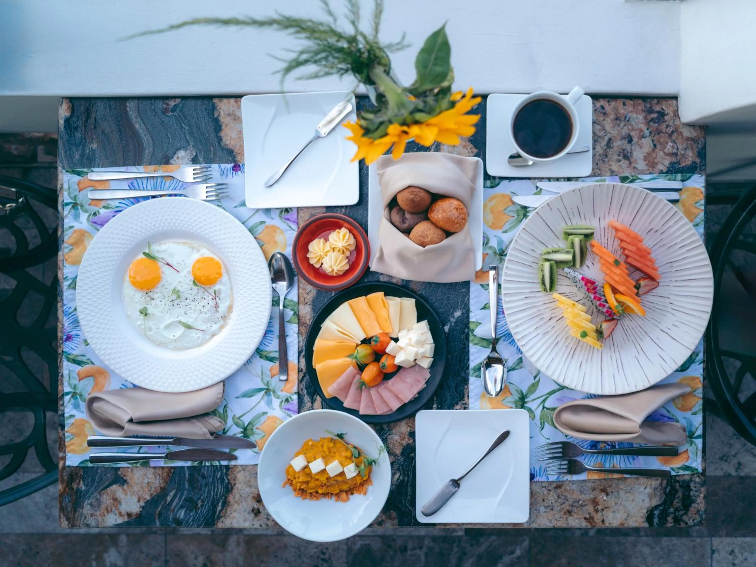 Restaurant/places to eat in Hotel Cruz del Vado by Art Hotels