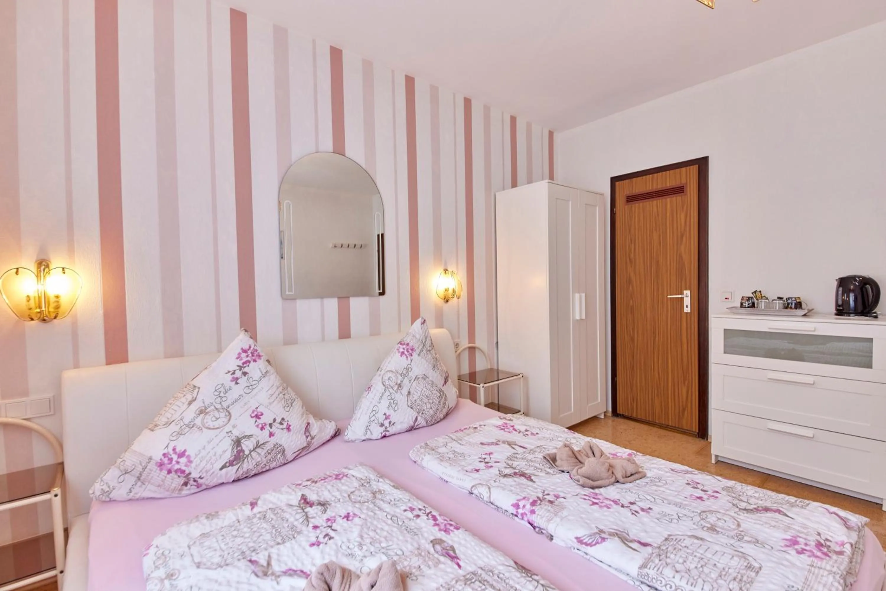 Bedroom, Bed in Cafe Rosi