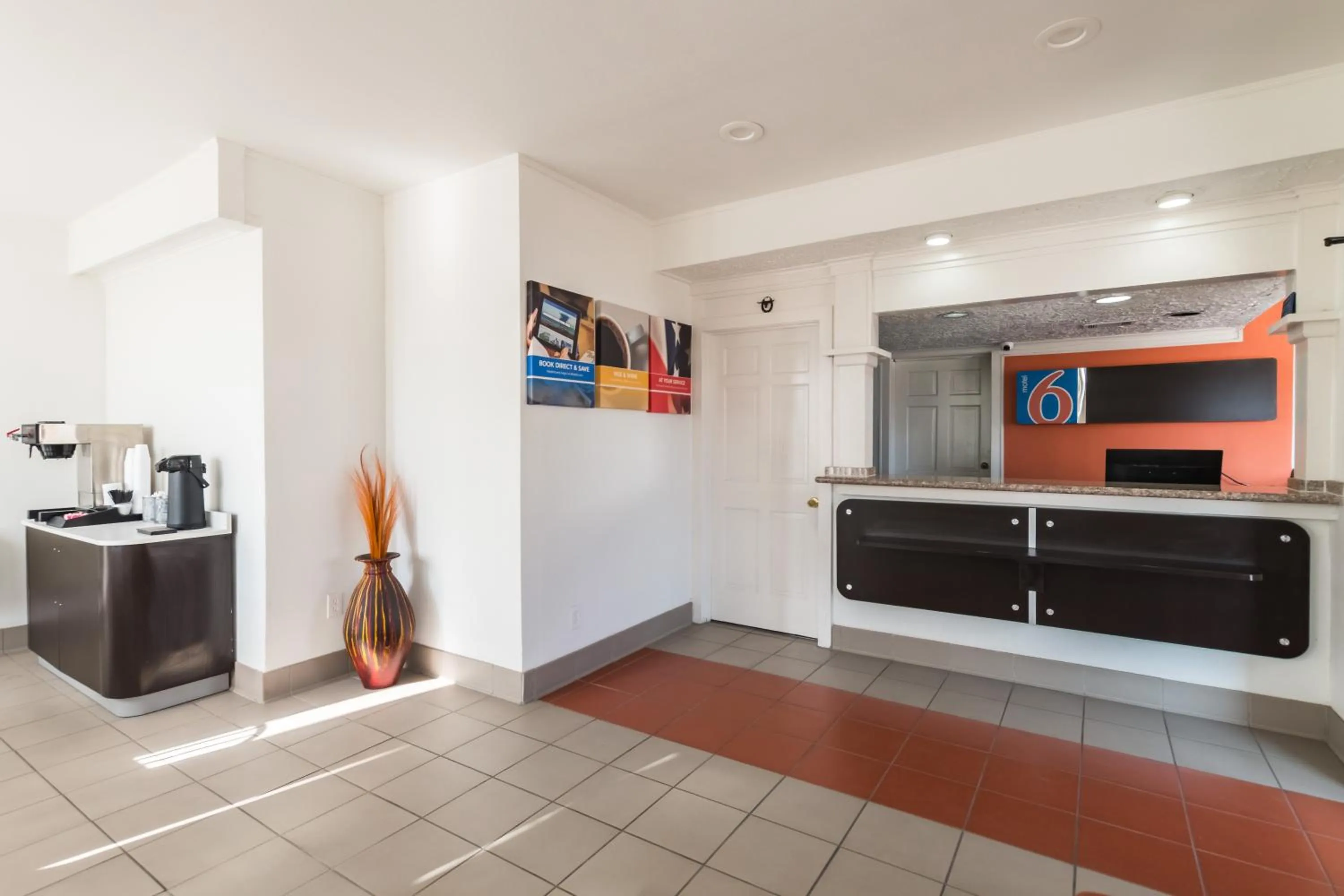 Lobby or reception in Motel 6-Fort Worth, TX - White Settlement