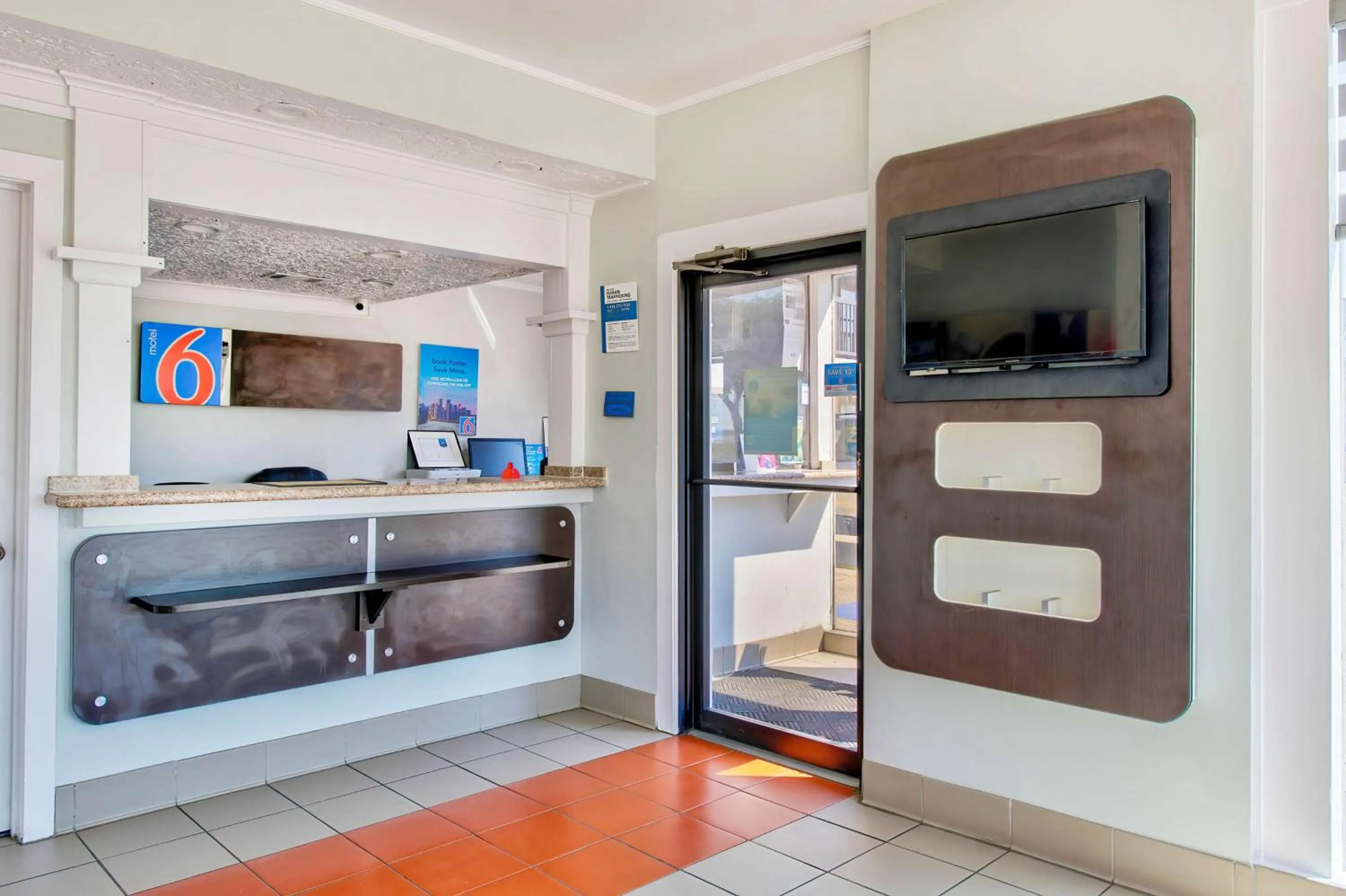 Lobby or reception in Motel 6-Fort Worth, TX - White Settlement
