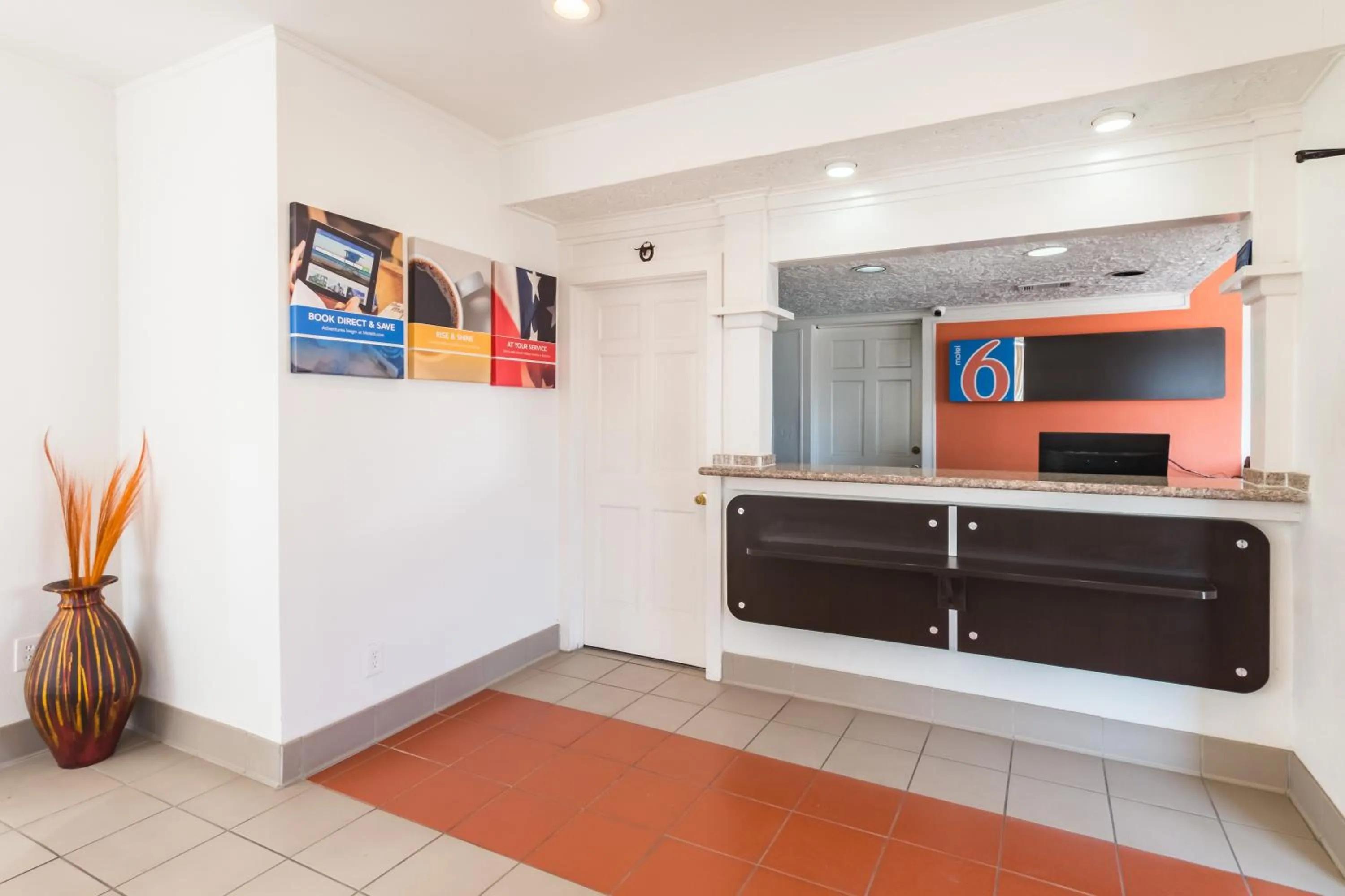 Lobby or reception in Motel 6-Fort Worth, TX - White Settlement