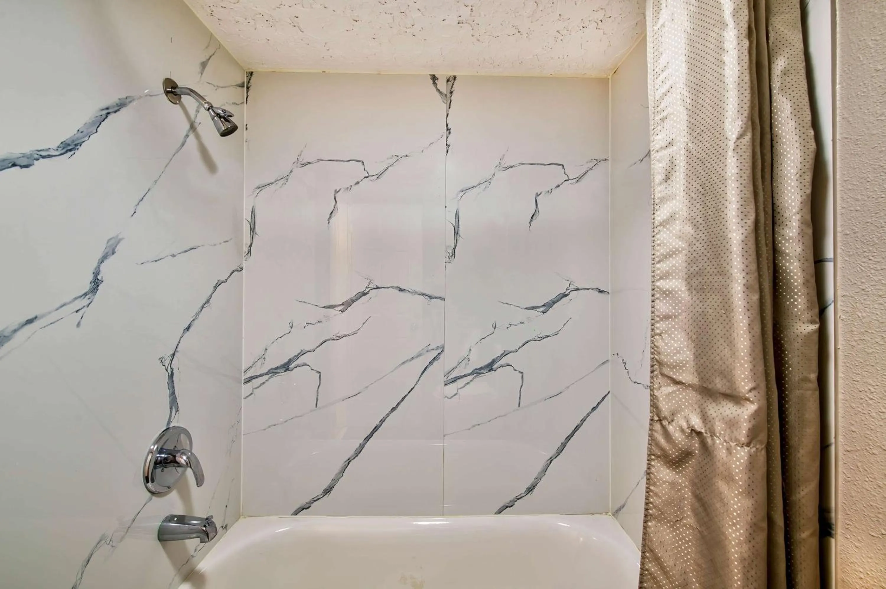 Bathroom in Motel 6-Fort Worth, TX - White Settlement