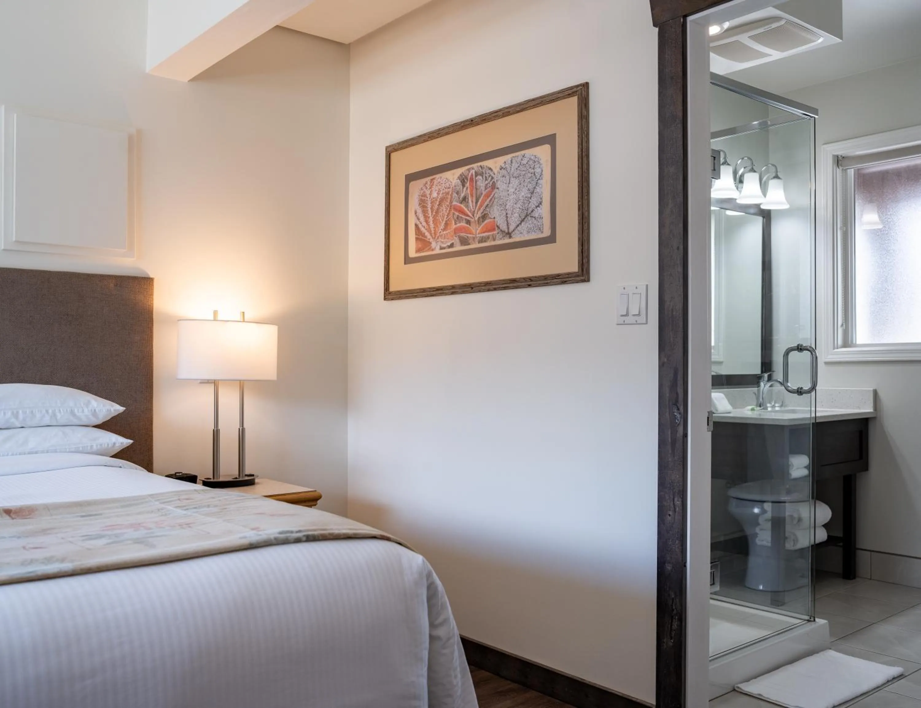 Bathroom, Bed in Swiss Chalet Motel