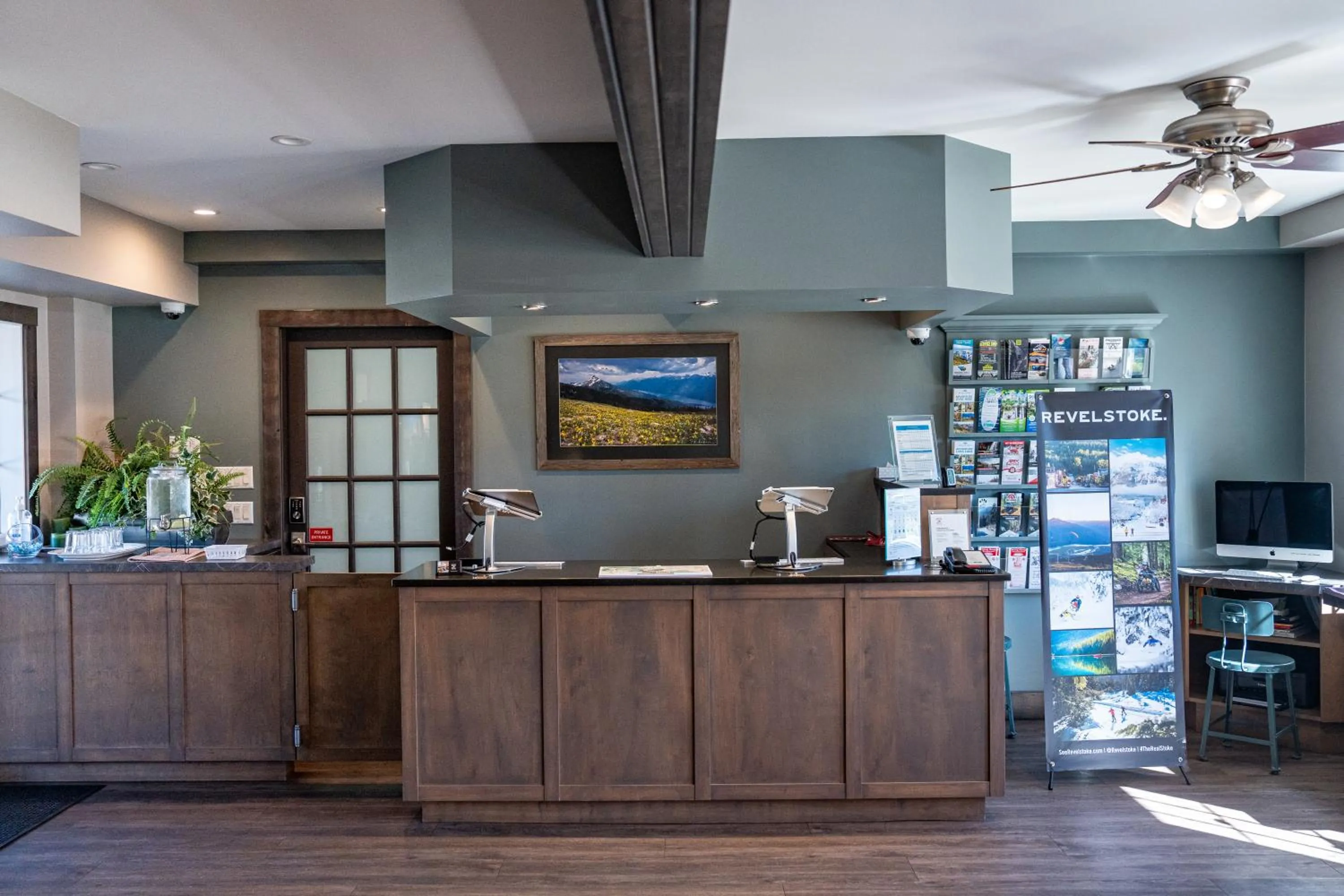 Lobby or reception in Swiss Chalet Motel