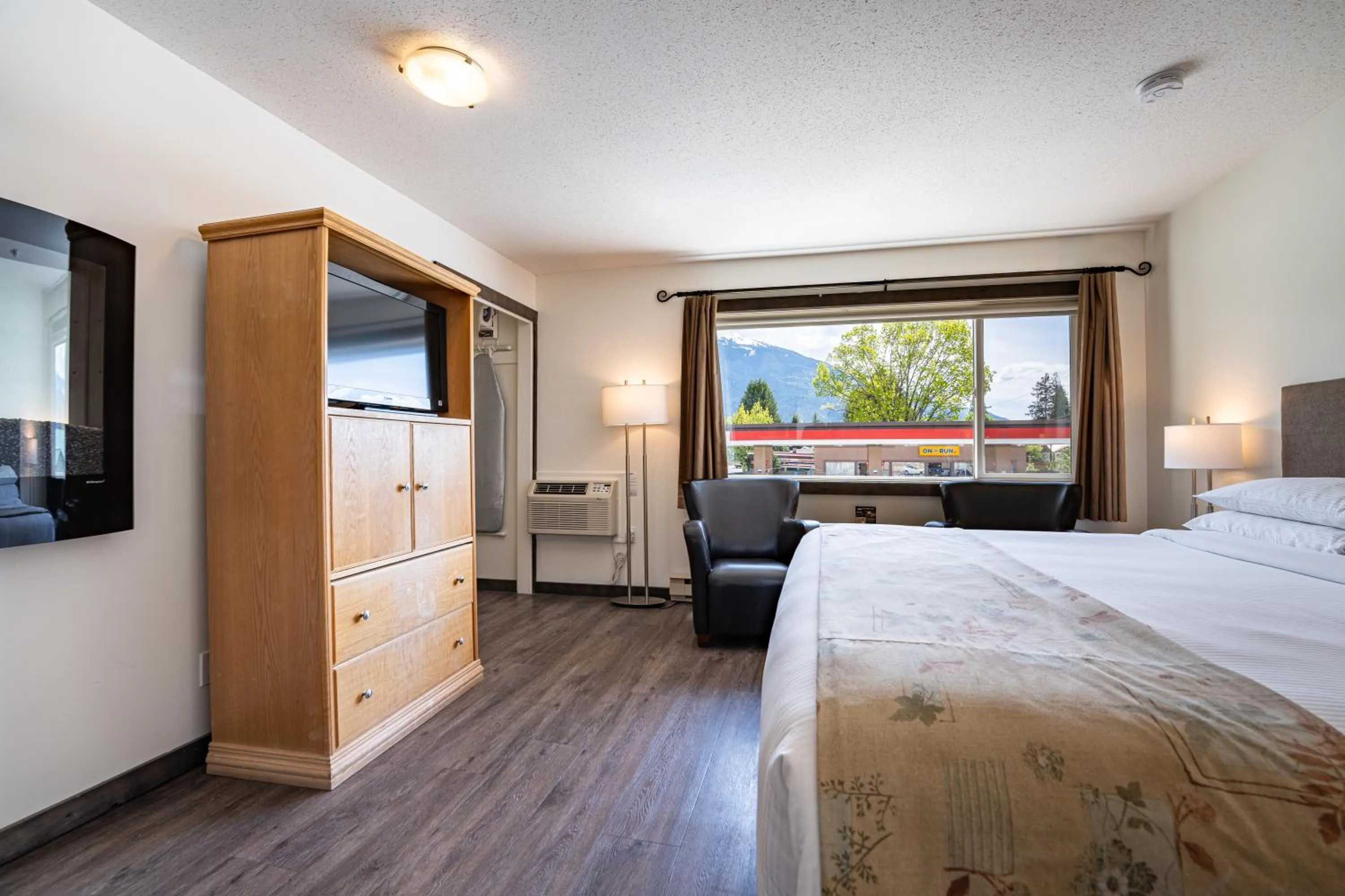 Bedroom, Bed in Swiss Chalet Motel