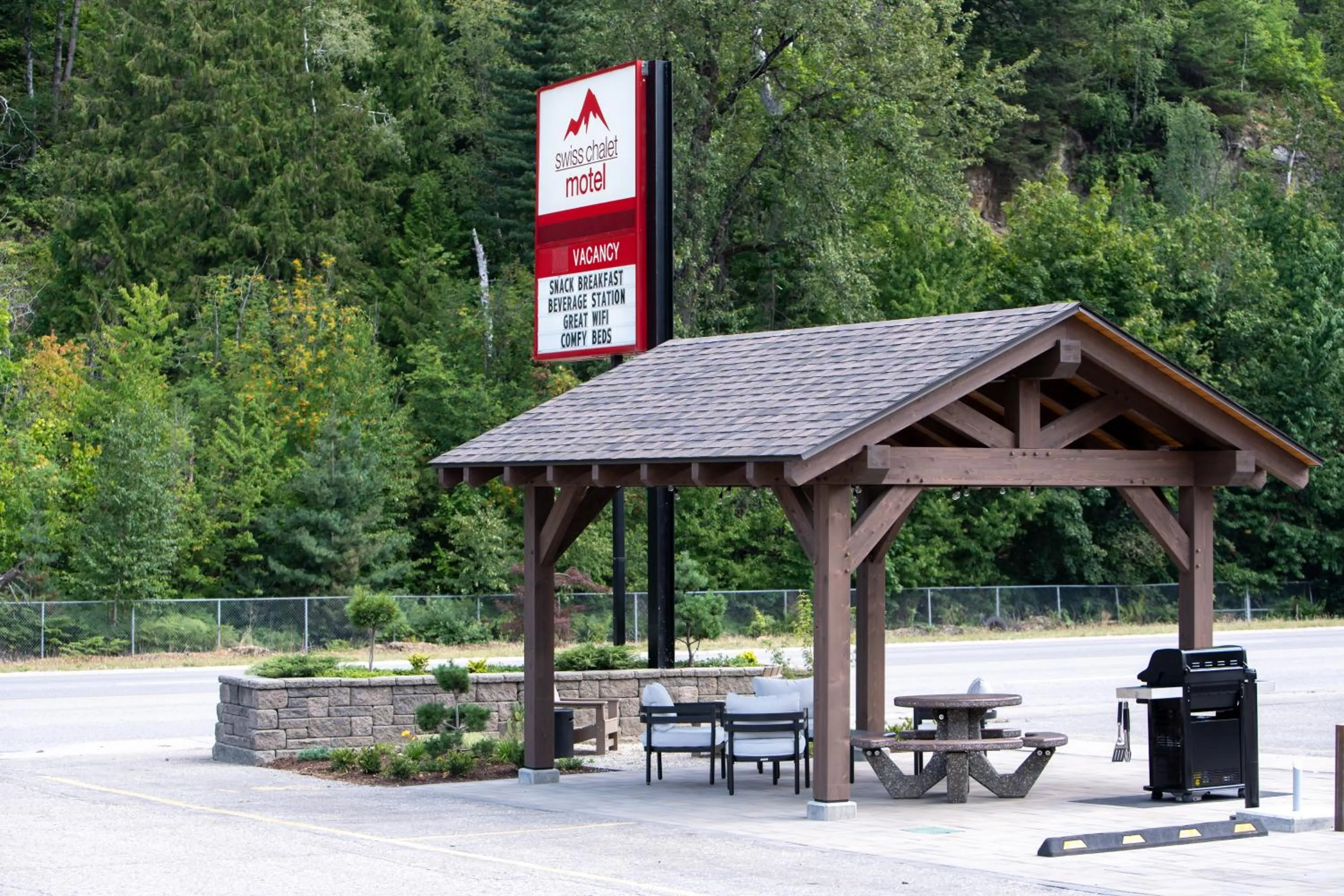 BBQ facilities in Swiss Chalet Motel