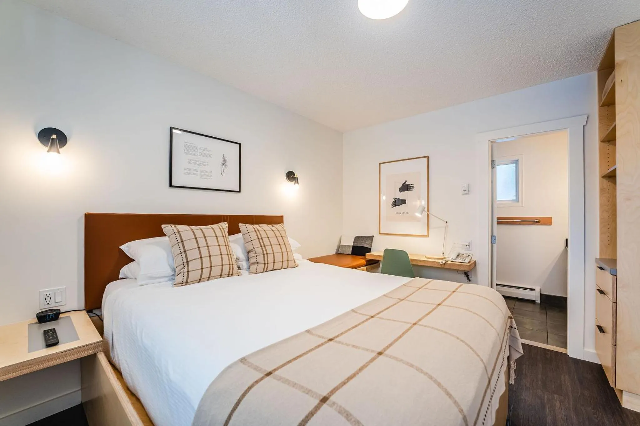 Photo of the whole room, Bed in Swiss Chalet Motel