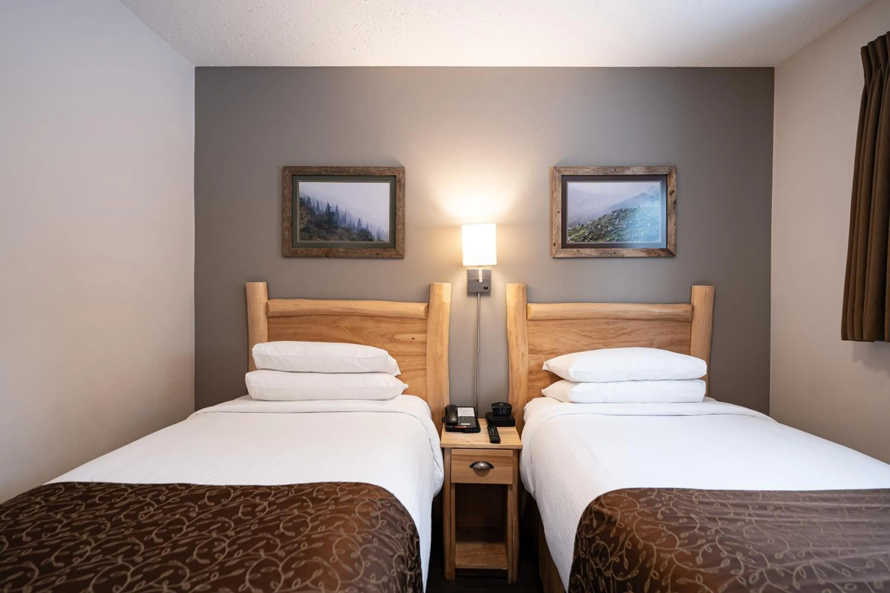 Bedroom, Bed in Swiss Chalet Motel