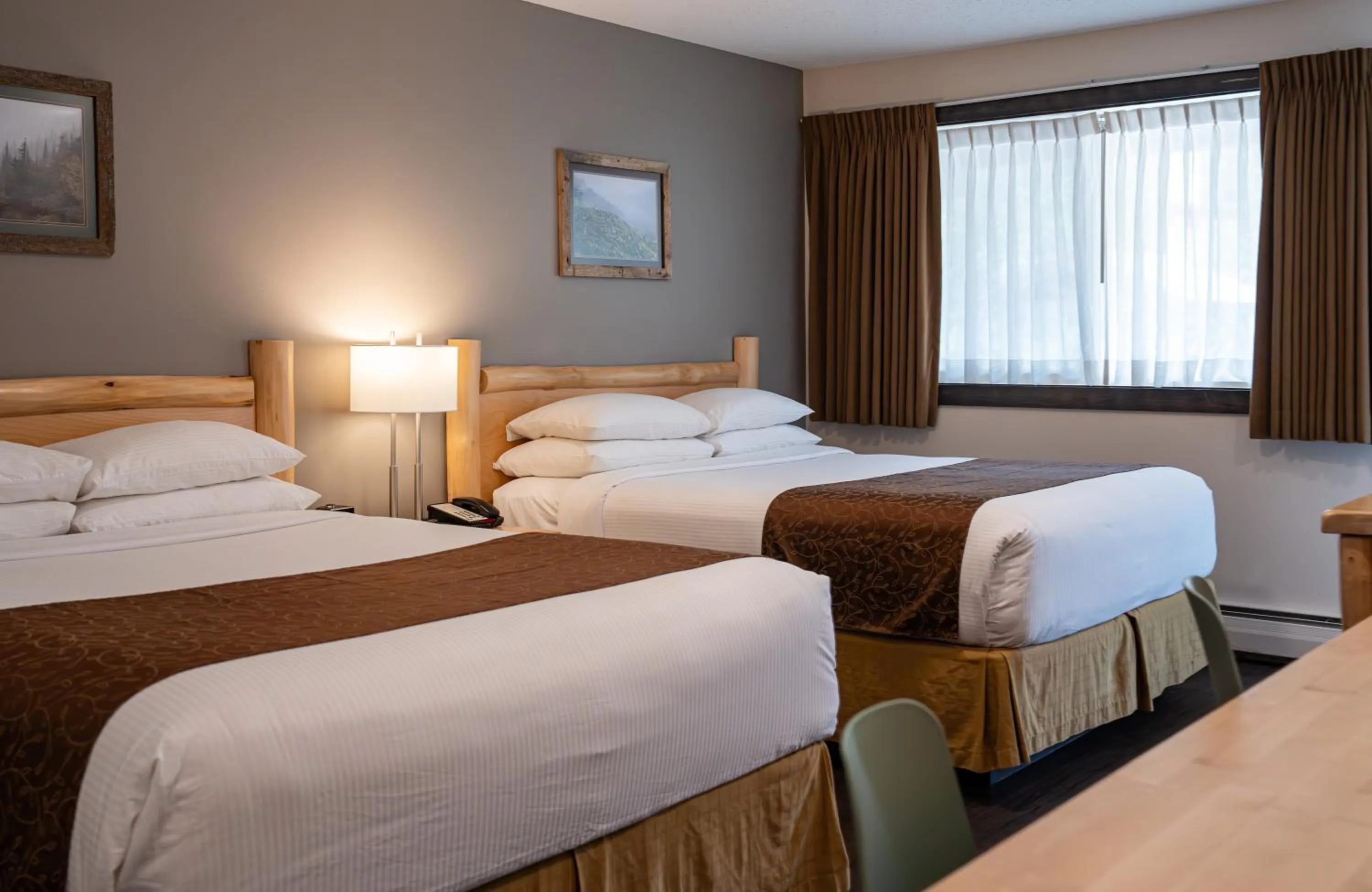 Bedroom, Bed in Swiss Chalet Motel