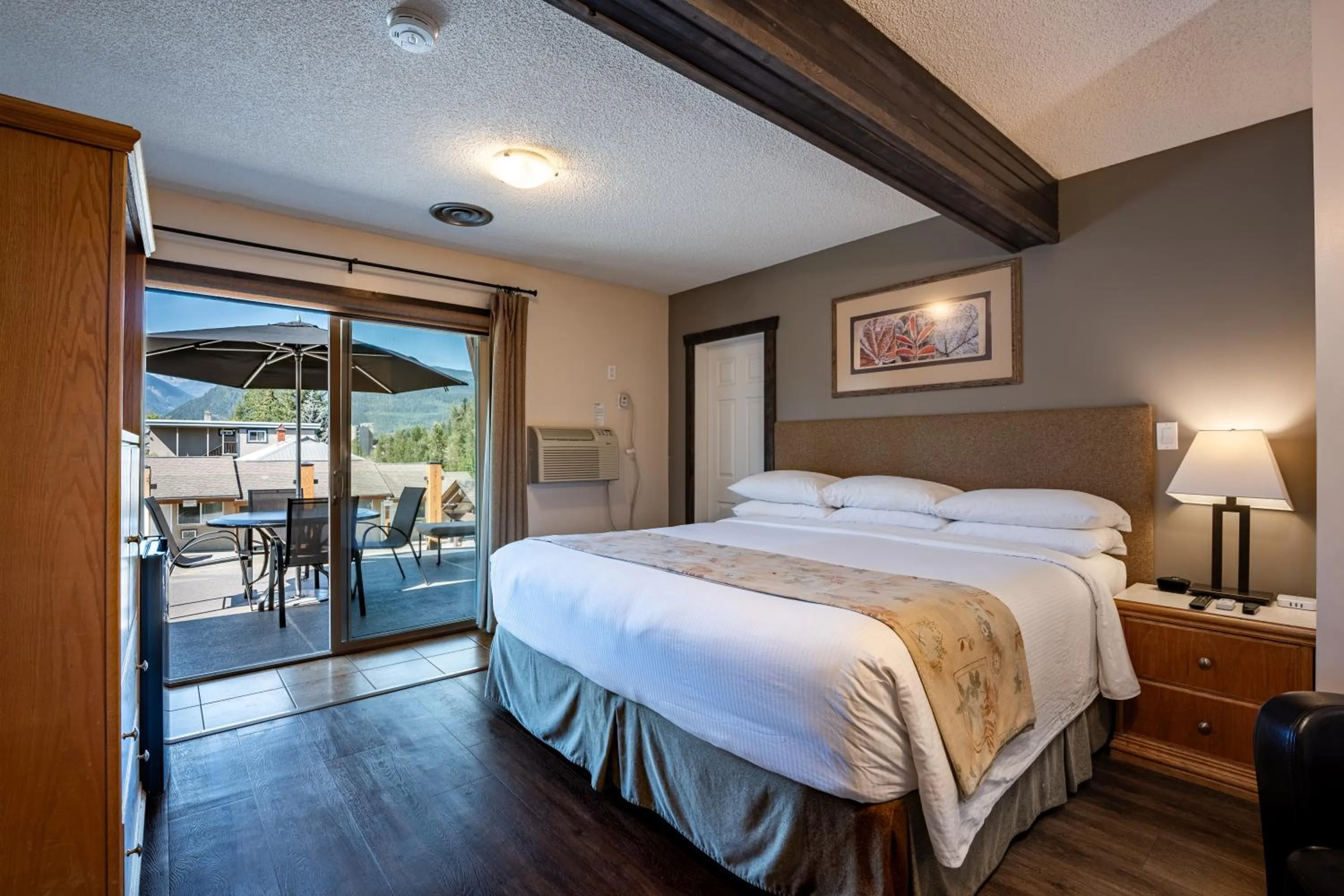 Bedroom, Bed in Swiss Chalet Motel