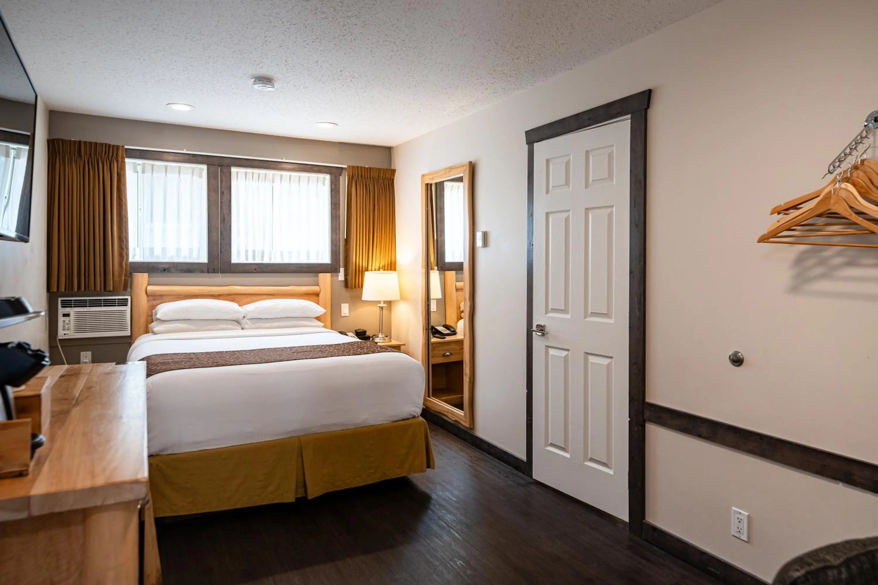 Bedroom, Bed in Swiss Chalet Motel