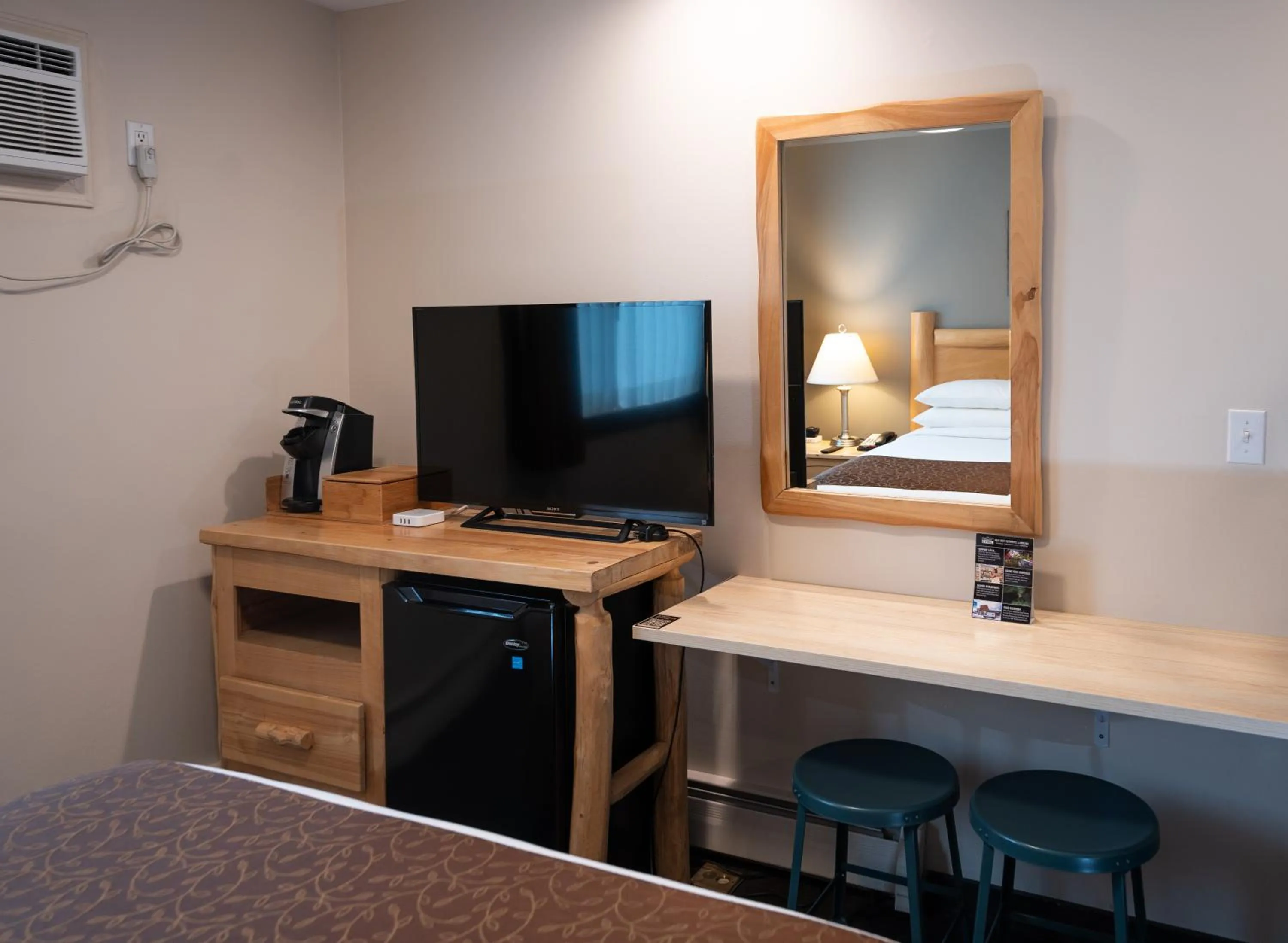 TV and multimedia in Swiss Chalet Motel