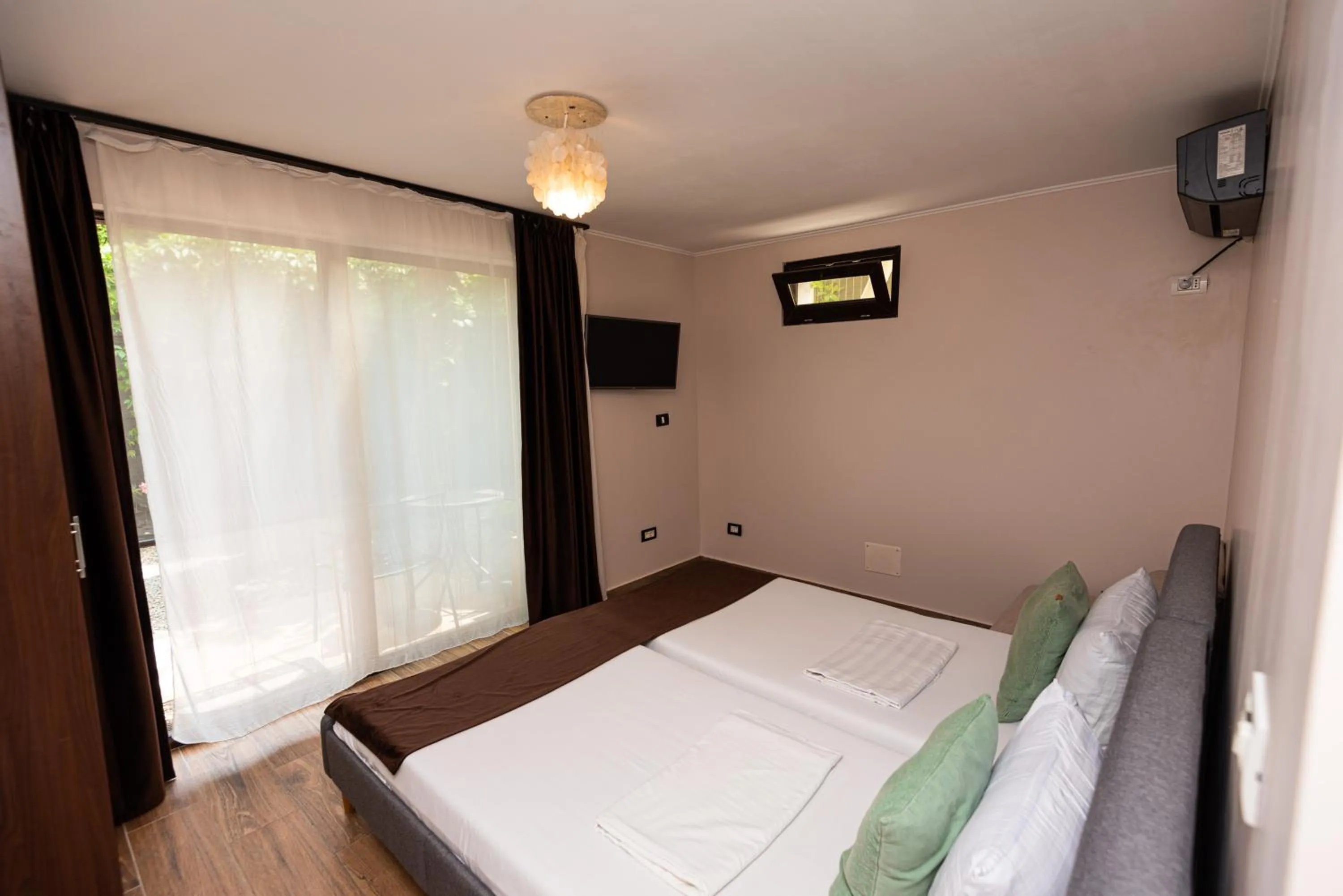 Bed in iVAVev IS US ByTheSea EforieSud