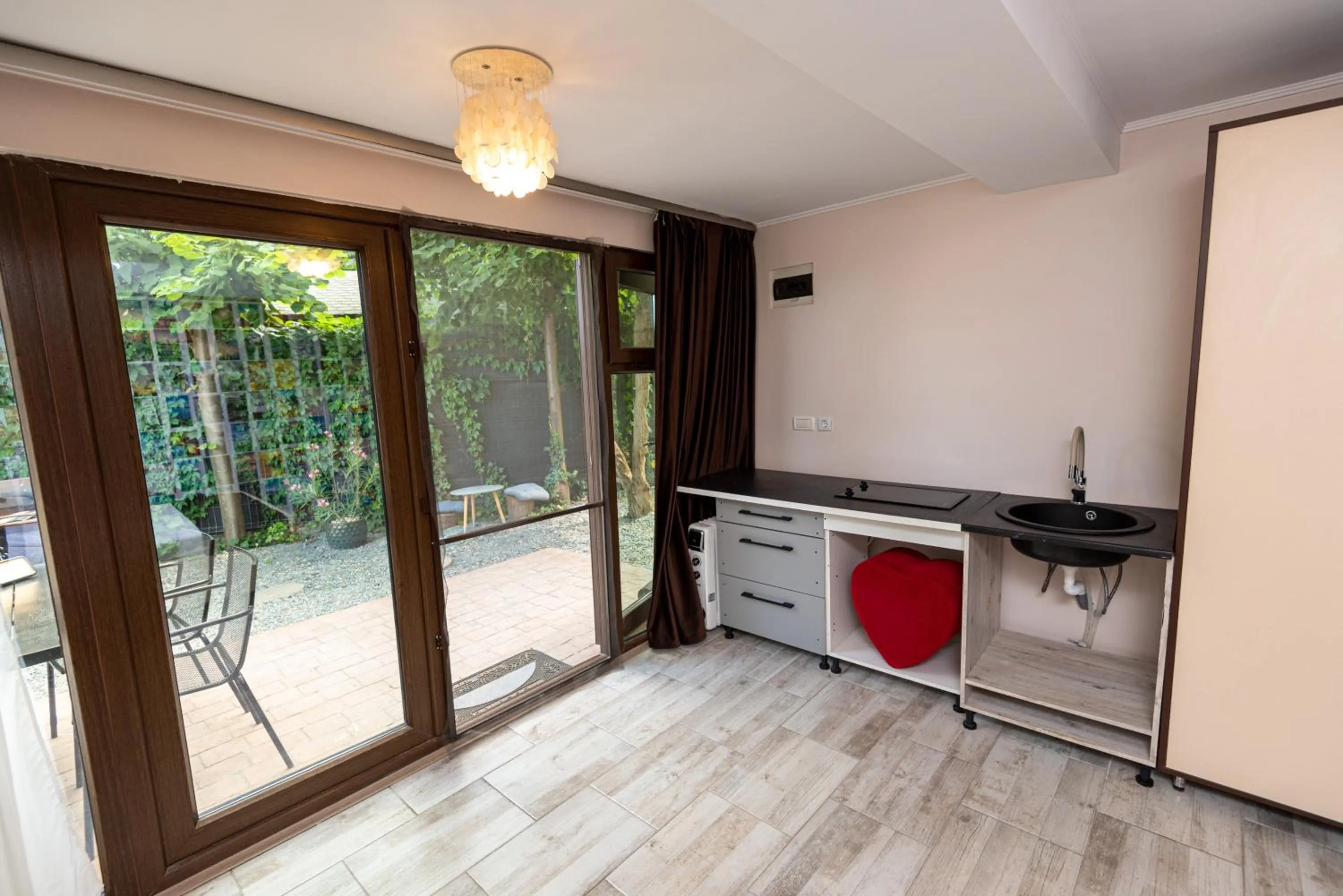 iVAVev IS US ByTheSea EforieSud