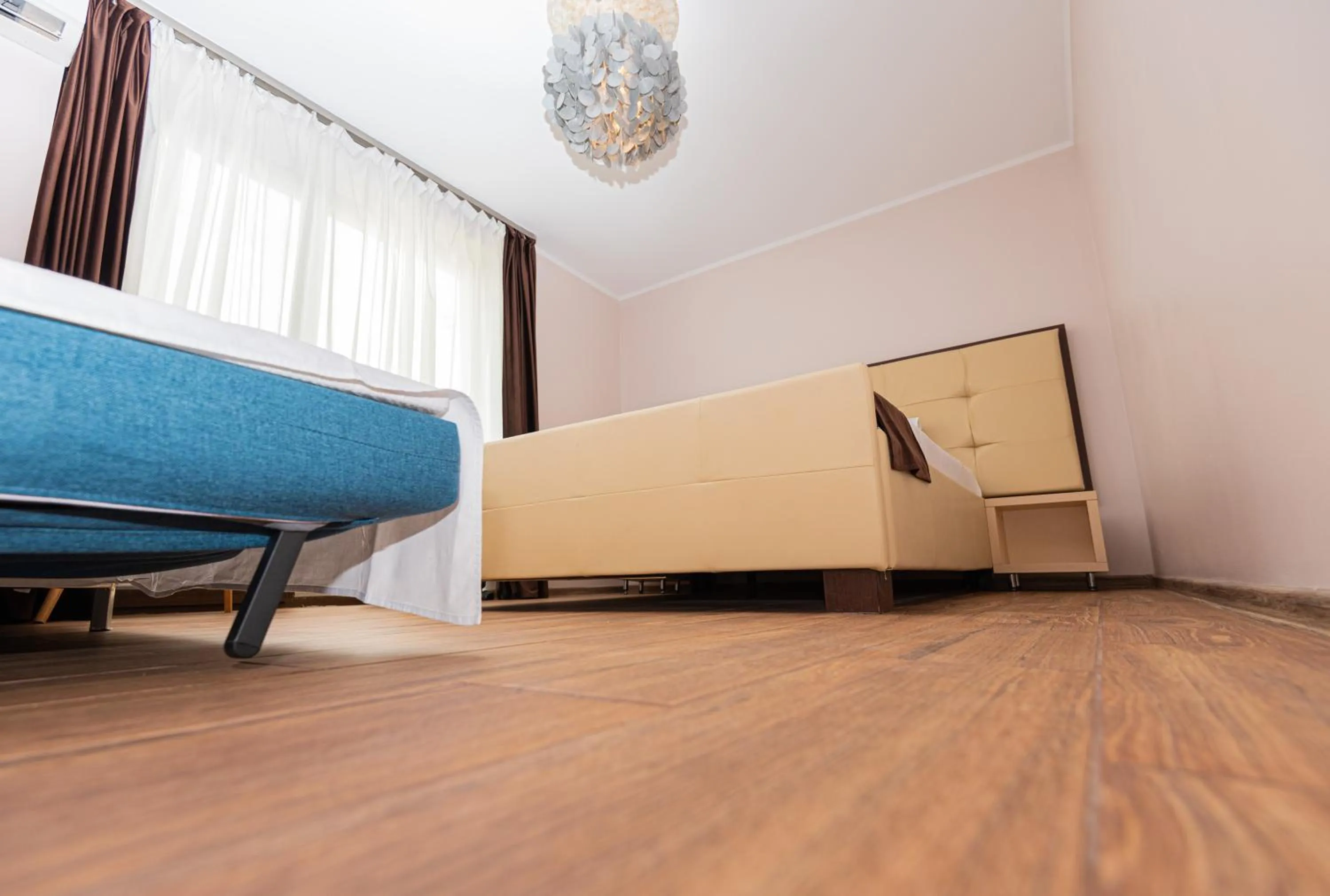 iVAVev IS US ByTheSea EforieSud