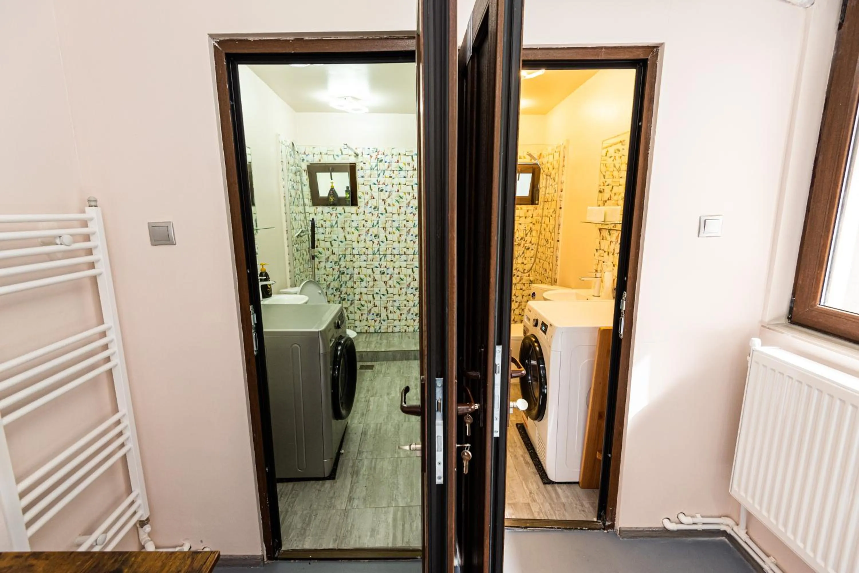 iVAVev IS US ByTheSea EforieSud