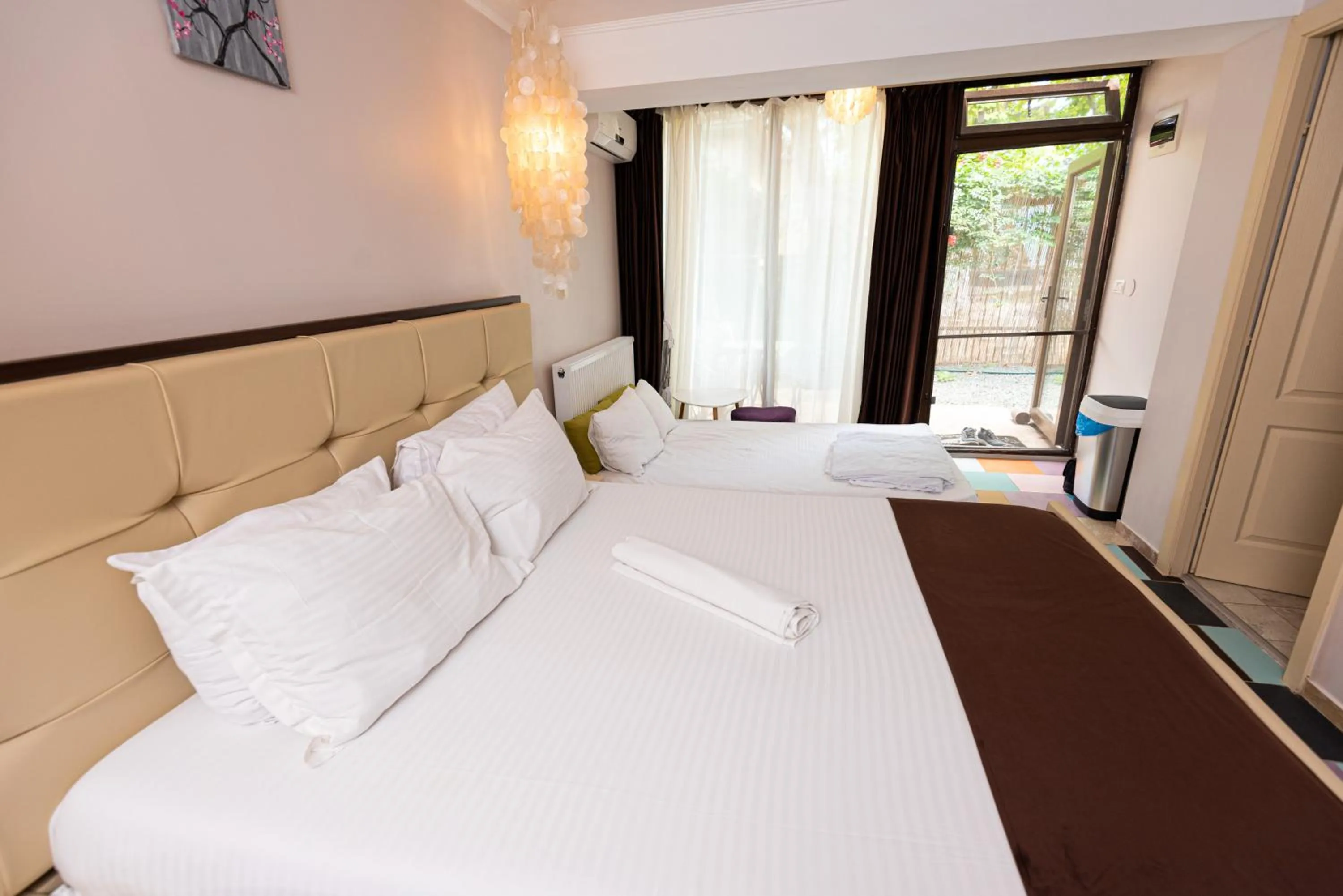 Bed in iVAVev IS US ByTheSea EforieSud