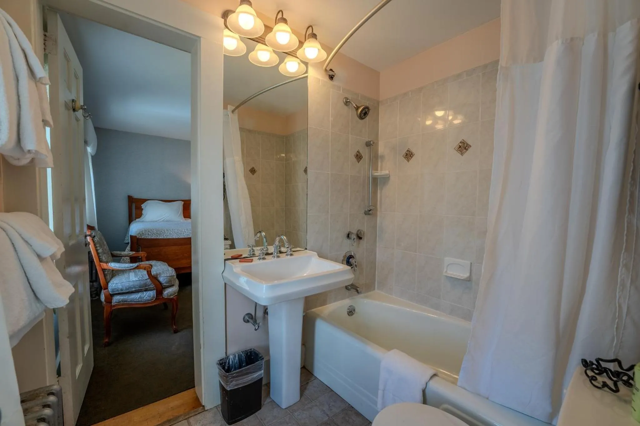 Toilet, Bed in Franconia Inn