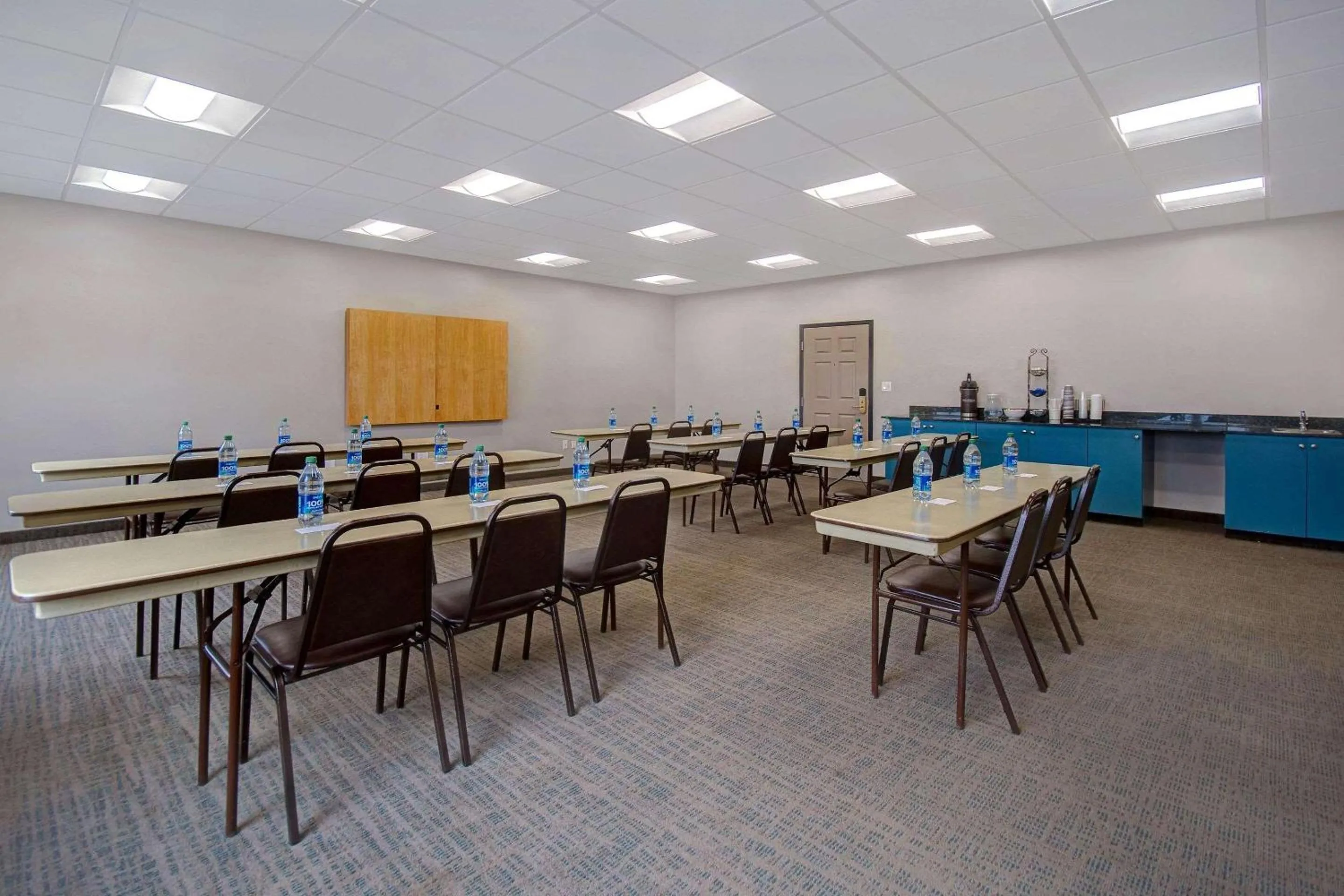 Meeting/conference room in Country Inn & Suites by Radisson, Cincinnati Airport, KY