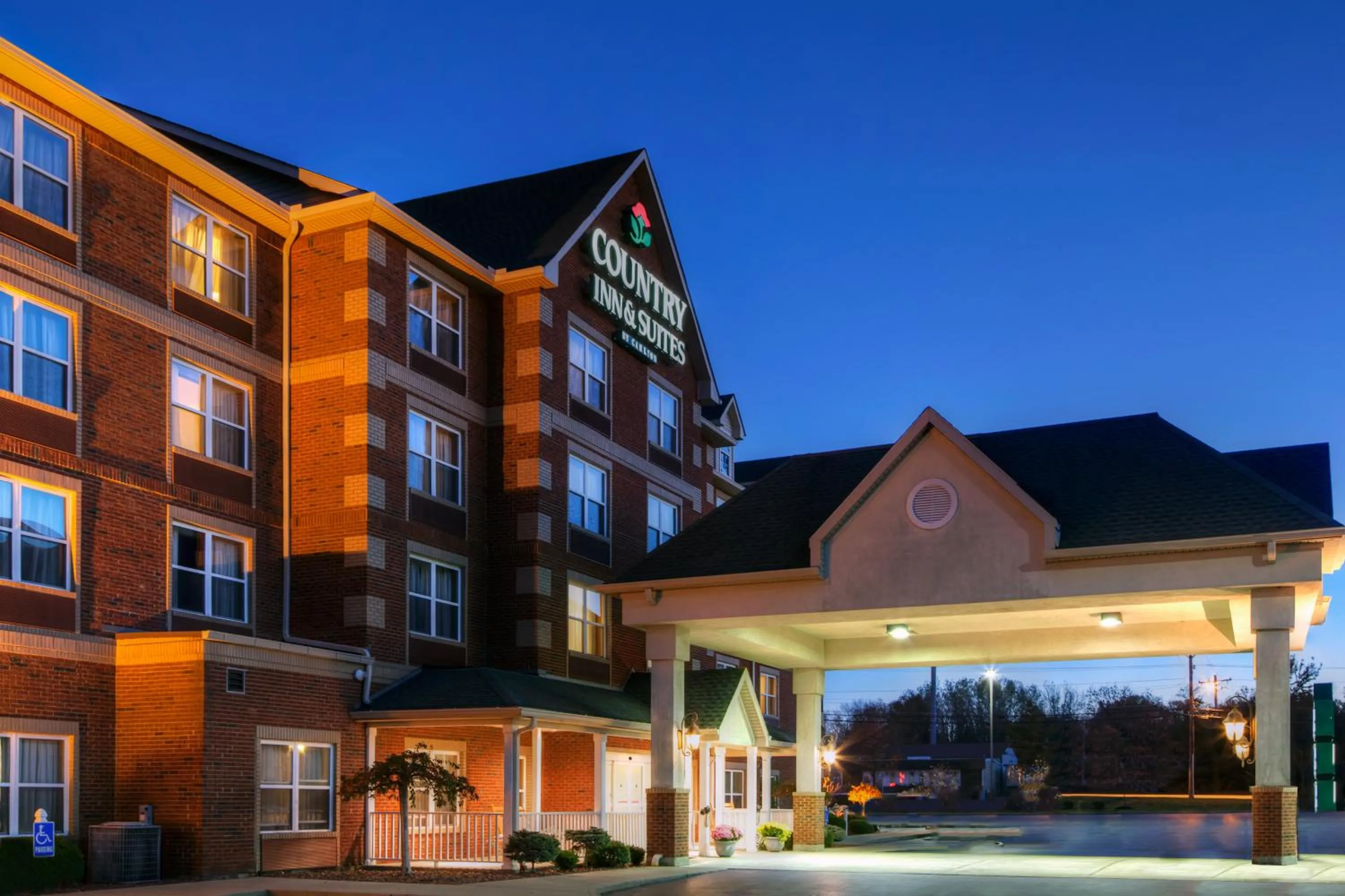 Property building in Country Inn & Suites by Radisson, Cincinnati Airport, KY