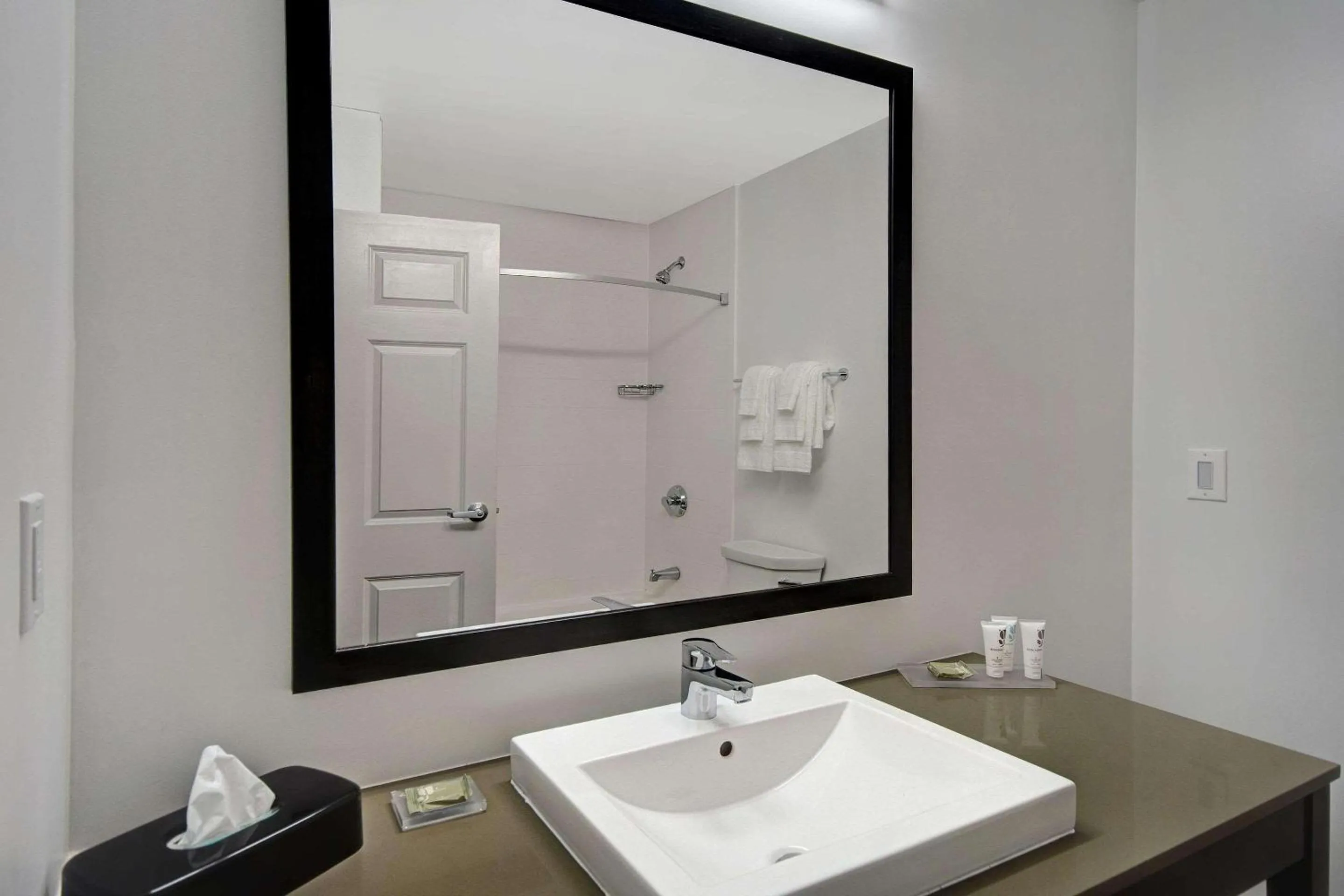 Bedroom in Country Inn & Suites by Radisson, Cincinnati Airport, KY