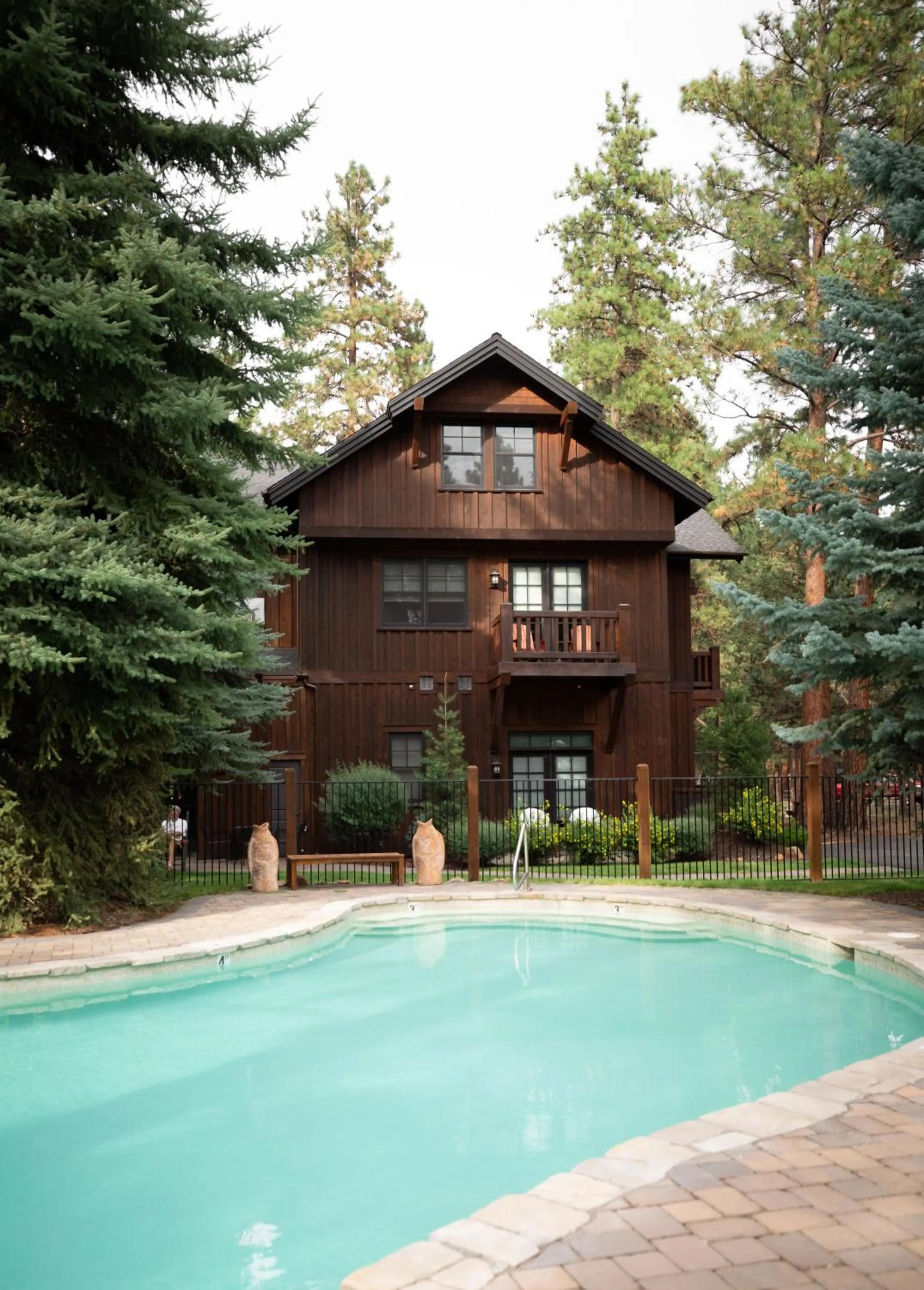 Swimming pool in FivePine Lodge