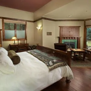 Bed in FivePine Lodge