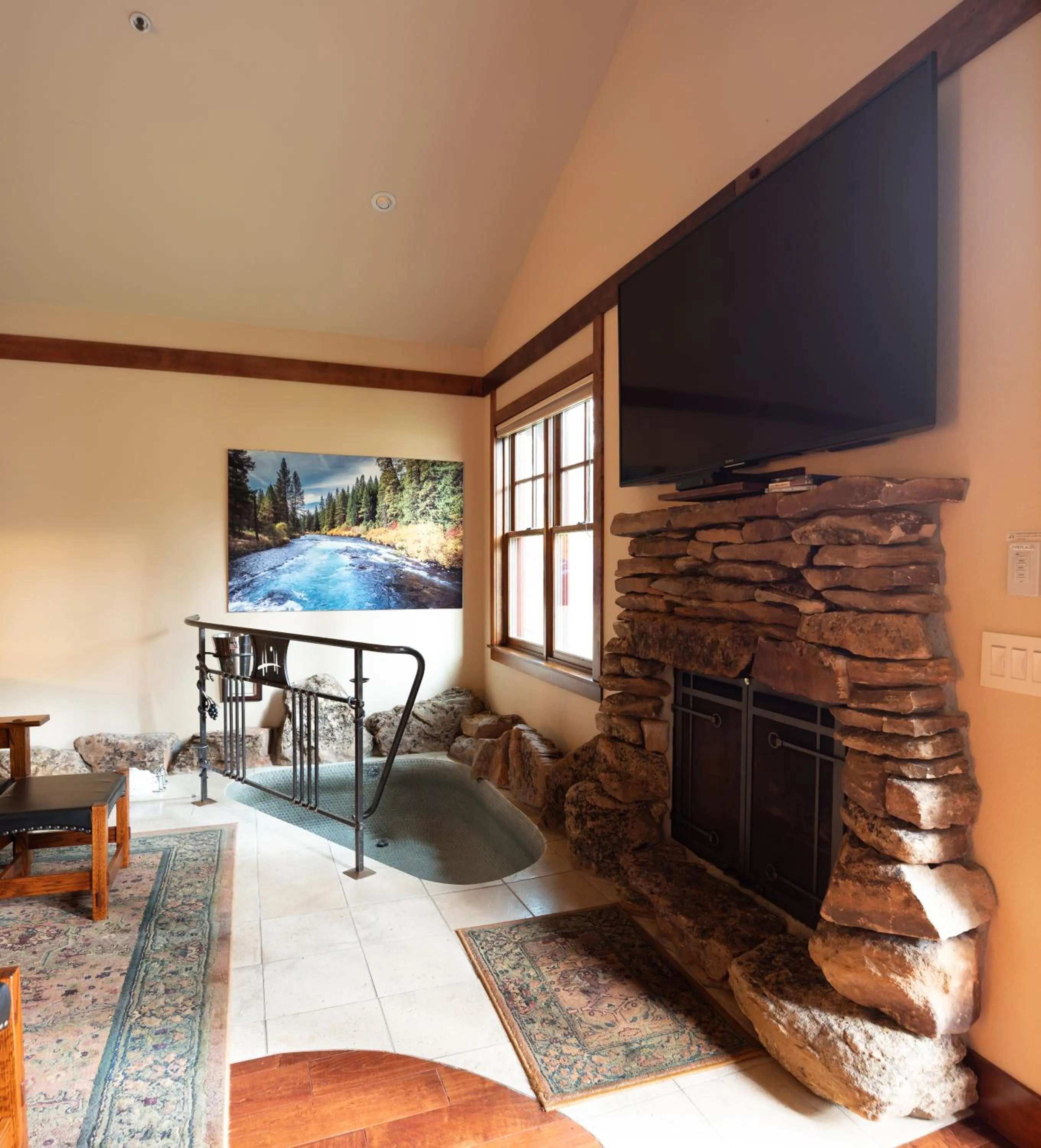 TV and multimedia in FivePine Lodge